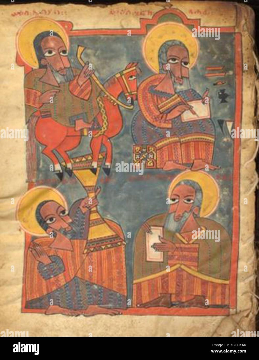 Diese Handschrift aus dem 15./16. Jahrhundert aus dem Kloster Gunda Gunde zeigt vier Propheten: Elia, Henoch, Elisha und Esra. Jeder Prophet wird durch Inschriften identifiziert, wobei Elia in den Himmel aufsteigt, während Henoch und Esra als Schriftgelehrte gekennzeichnet sind, die Bücher halten oder die Thora lesen. Das Kunstwerk bietet einen Einblick in religiöse Ikonographie und äthiopische Schrifttraditionen. Stockfoto