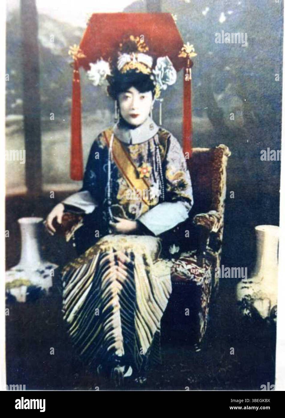 Dieses farbige Bild aus den 1930er Jahren zeigt Wanrong, die letzte Kaiserin von Mandschukuo, während ihrer Regierungszeit. Sie war die Ehefrau von Kaiser Puyi und diente bis zum Zusammenbruch von Mandschukuo als Kaiserin. Stockfoto