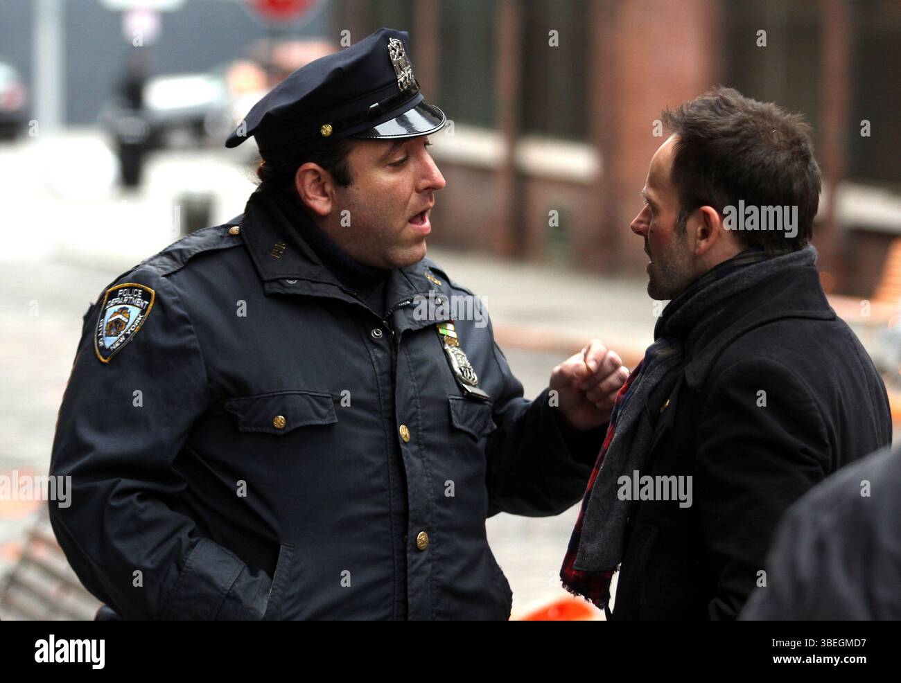 Jonny Lee Miller am Set von „Elementary“ in New York City. Jonny verließ das Set nach einer Konfrontation mit Fotografen und einem Polizisten, nachdem der Polizist ihm mitgeteilt hatte, dass er lokale Fotografen nicht vom Set entfernen könne. - 21. Januar 2013 Stockfoto