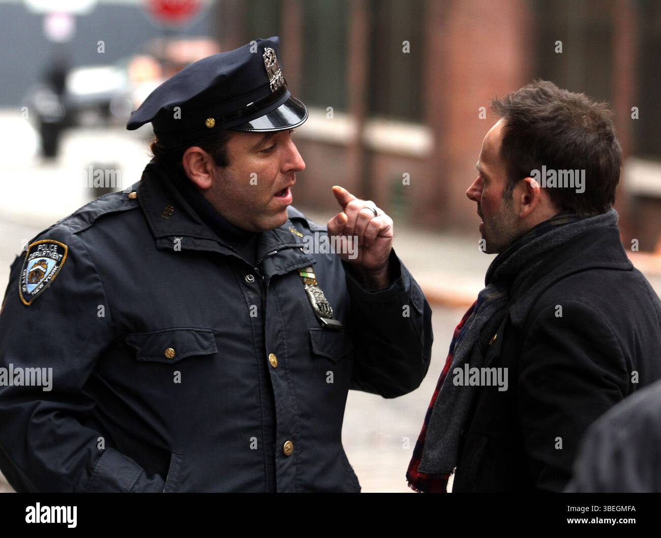 Jonny Lee Miller am Set von „Elementary“ in New York City. Jonny verließ das Set nach einer Konfrontation mit Fotografen und einem Polizisten, nachdem der Polizist ihm mitgeteilt hatte, dass er lokale Fotografen nicht vom Set entfernen könne. - 21. Januar 2013 Stockfoto