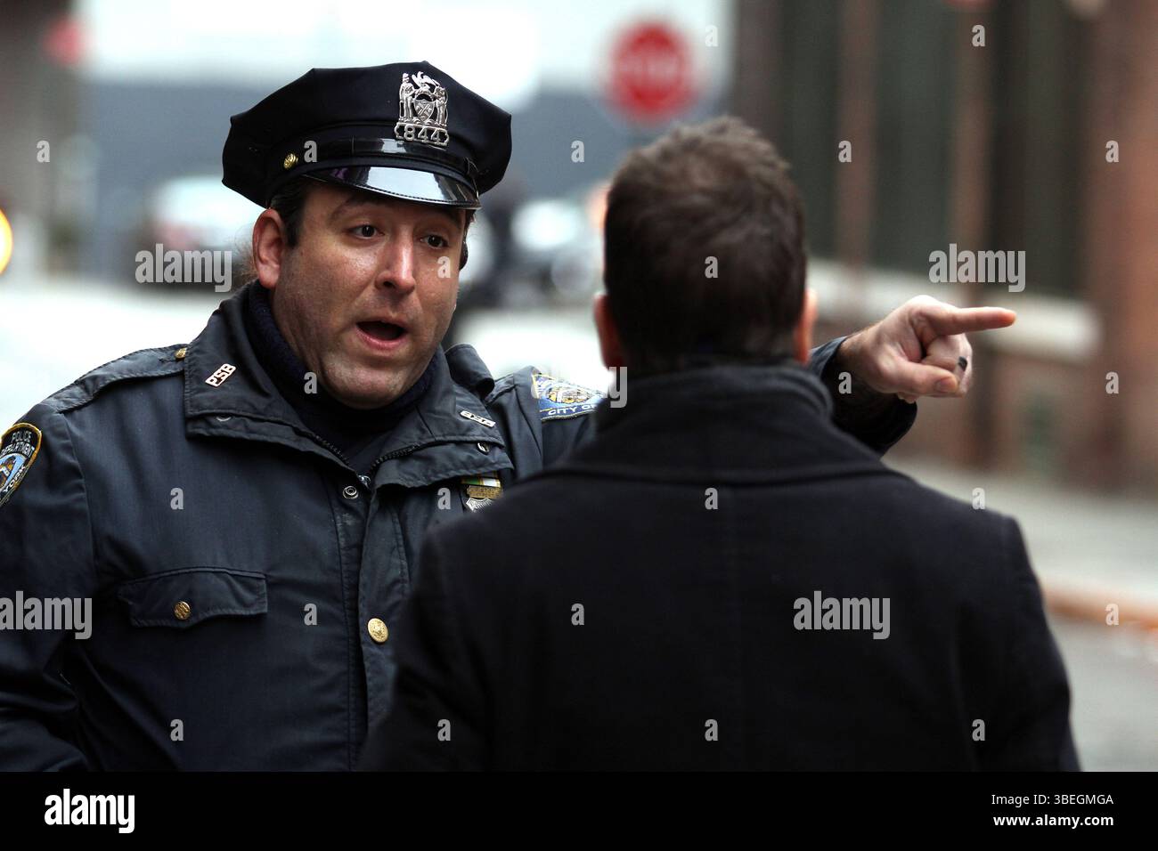 Jonny Lee Miller am Set von „Elementary“ in New York City. Jonny verließ das Set nach einer Konfrontation mit Fotografen und einem Polizisten, nachdem der Polizist ihm mitgeteilt hatte, dass er lokale Fotografen nicht vom Set entfernen könne. - 21. Januar 2013 Stockfoto