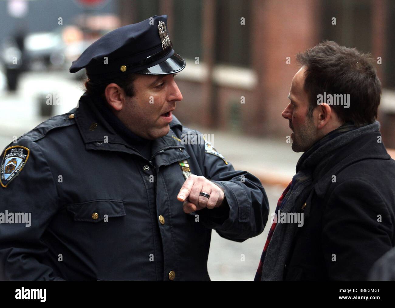 Jonny Lee Miller am Set von „Elementary“ in New York City. Jonny verließ das Set nach einer Konfrontation mit Fotografen und einem Polizisten, nachdem der Polizist ihm mitgeteilt hatte, dass er lokale Fotografen nicht vom Set entfernen könne. - 21. Januar 2013 Stockfoto