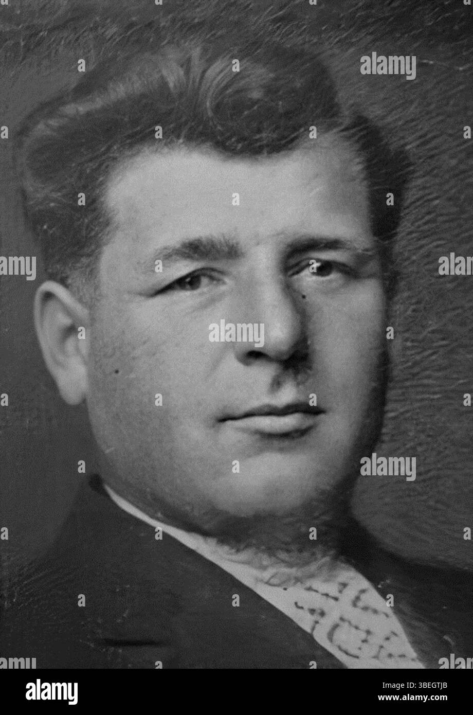 Dieses historische Bild stellt ein anonymes Porträt von Pavol Macek dar, einem slowenischen Politiker, der in der Agrarbewegung aktiv ist. Das Stück wurde 1926 geschaffen und spiegelt seine politische Beteiligung und Rolle in der Agrarpolitik Sloweniens im frühen 20. Jahrhundert wider. Stockfoto