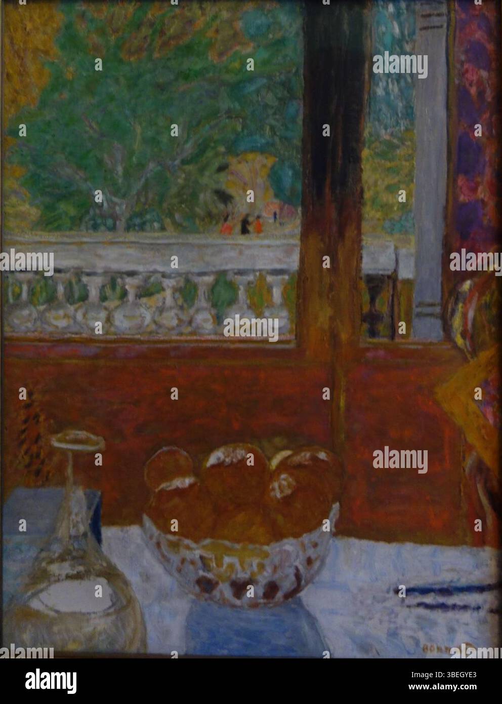 Pierre Bonnards „Nature Morte devant la Fenêtre“ (Stillleben vor dem Fenster) ist ein anschauliches Beispiel für seine meisterhafte Verwendung von Farbe und Komposition. Das Gemälde befindet sich in der Sammlung des Musée Zambaccian. Stockfoto Pierre Bonnards „Nature Morte devant la Fenêtre“ (Stillleben vor dem Fenster) ist ein anschauliches Beispiel für seine meisterhafte Verwendung von Farbe und Komposition. Das Gemälde befindet sich in der Sammlung des Musée Zambaccian. Stockfoto