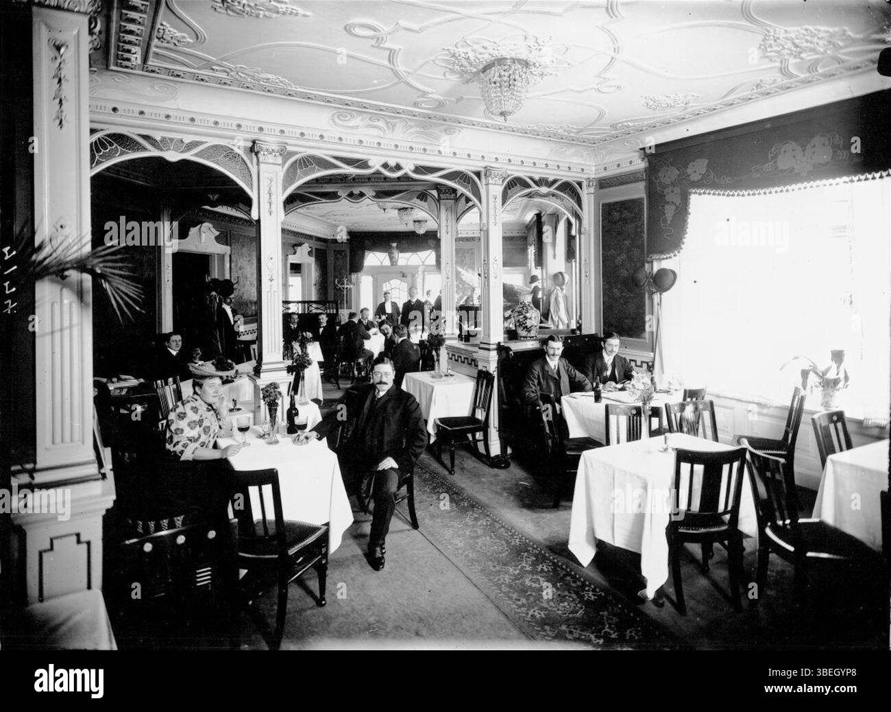 Savoy Hotel in Kopenhagen, Dänemark, fotografiert von Peter Elfelt im Jahr 1907. Das Hotel ist bekannt für seinen klassischen architektonischen Stil und seine Bedeutung als Wahrzeichen der Gastfreundschaft im frühen 20. Jahrhundert. Stockfoto