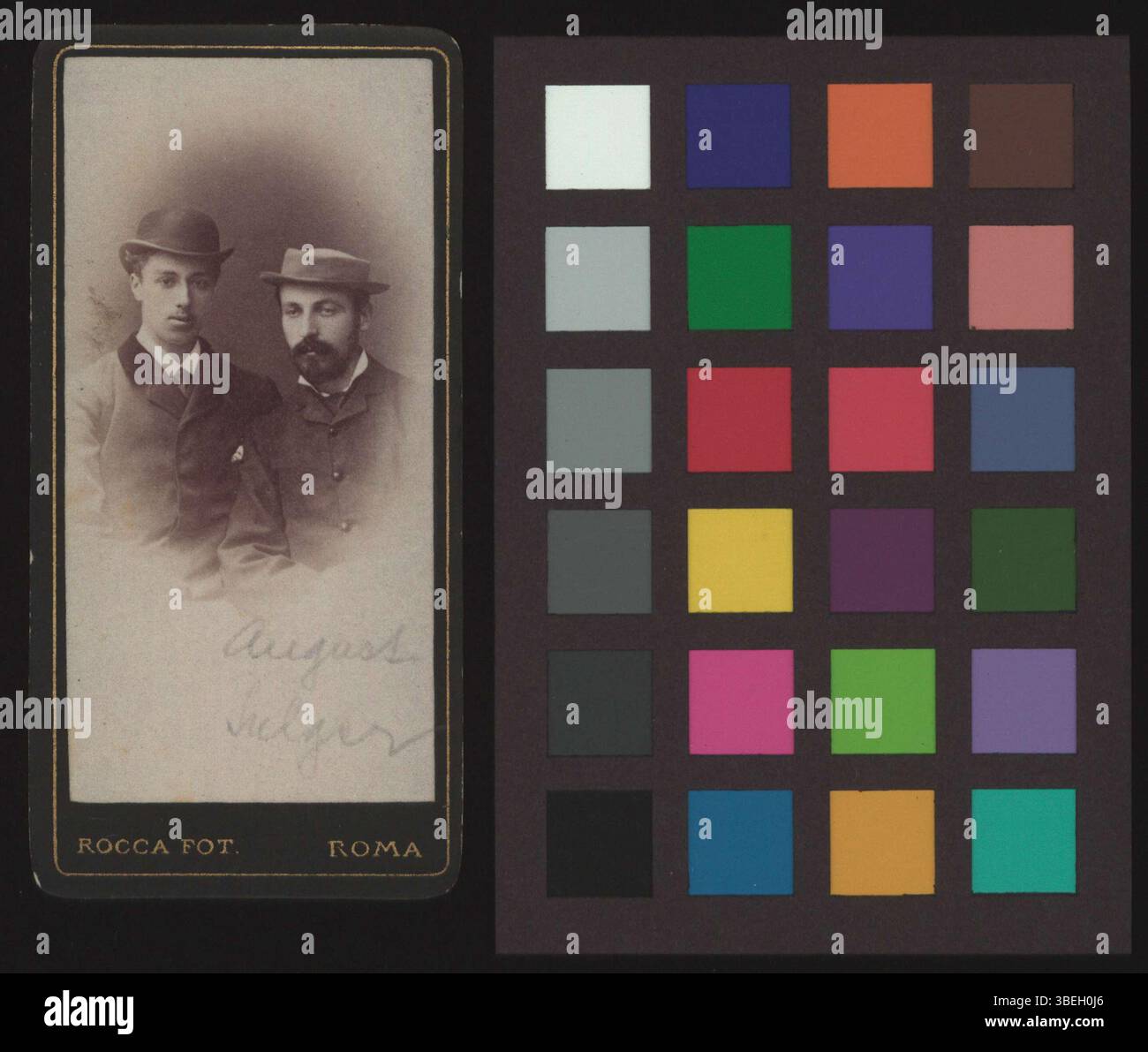 Diese schwarz-weiße Schrankkarte, aufgenommen zwischen 1890 und 1910, zeigt ein formelles Porträt von August Sulger-Burckhardt. Die Fotografie veranschaulicht den Stil der Porträtfotografie aus dem späten 19. Jahrhundert. Stockfoto