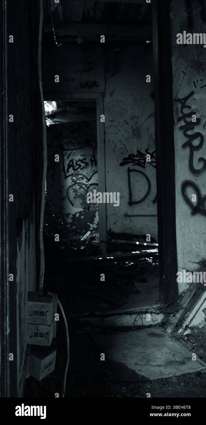 Stadtbesichtigung in einem verlassenen Gebäude mit Graffiti bei Nacht Stockfoto