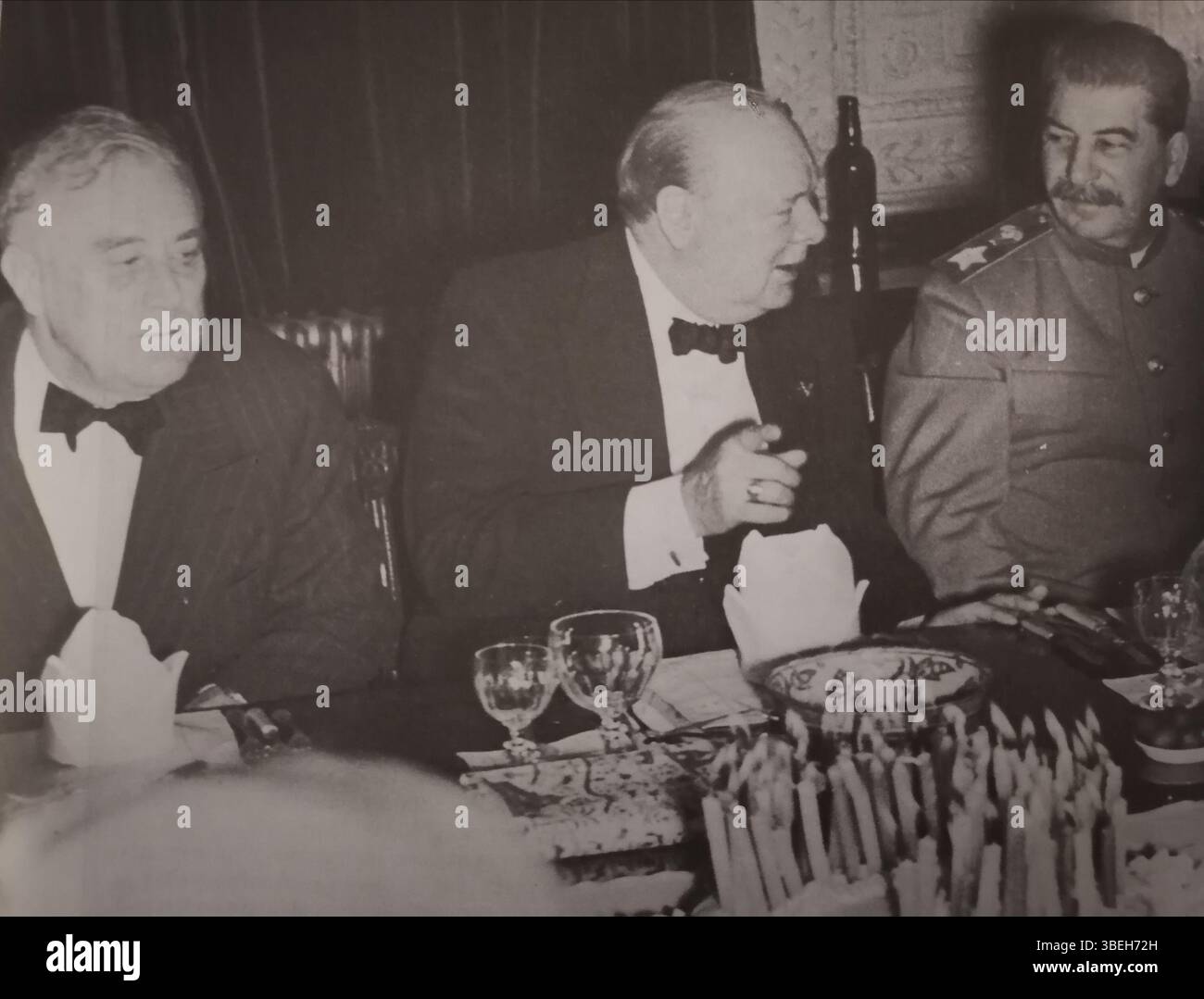 Im Februar 1945 trafen sich Winston Churchill, Franklin D. Roosevelt und Joseph Stalin in Jalta auf der Krim, um über Vereinbarungen nach dem Zweiten Weltkrieg zu diskutieren. Das Treffen war ein bedeutender Moment in der Diplomatie des Zweiten Weltkriegs. Stockfoto