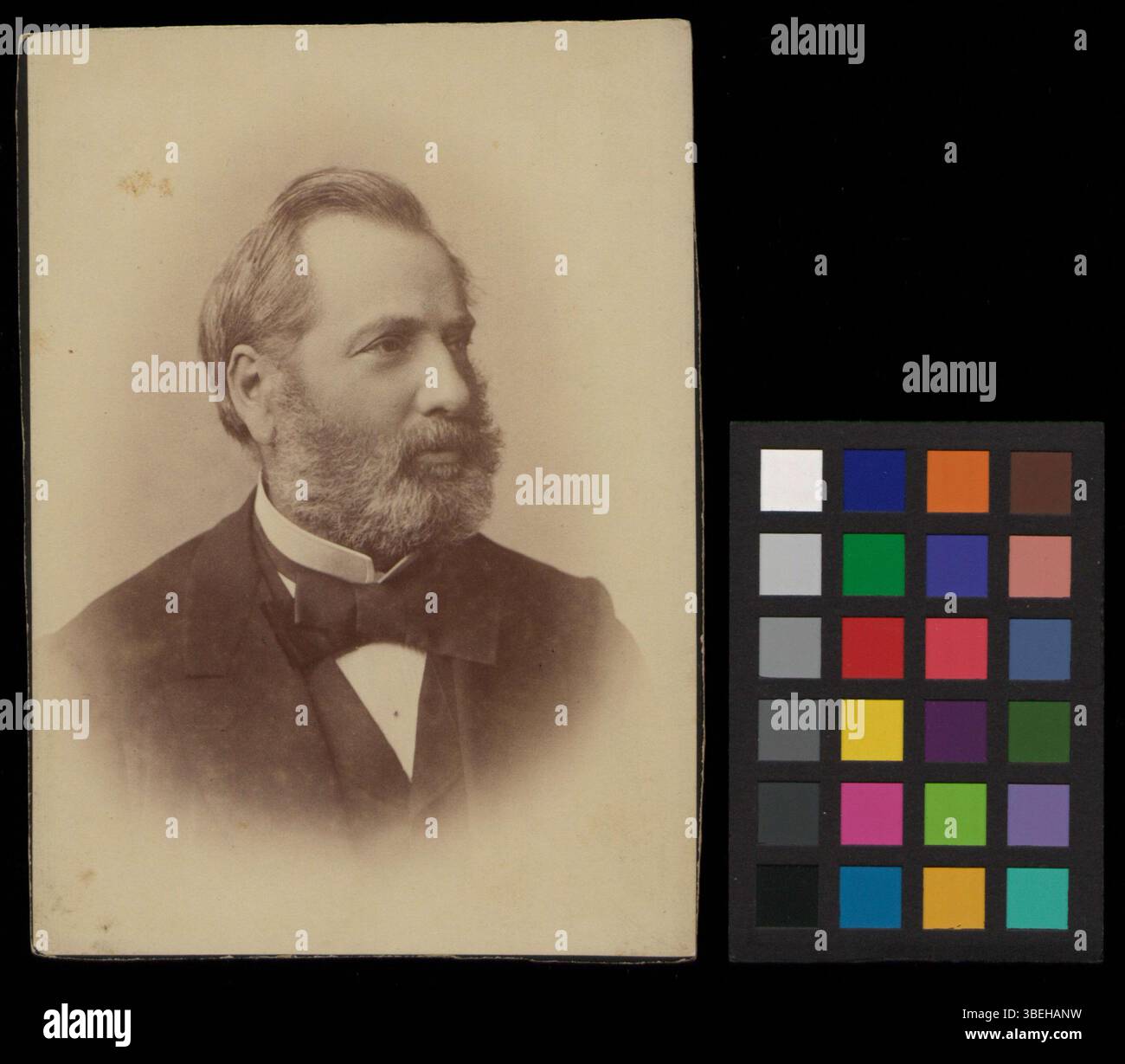 Diese zwischen 1870 und 1889 entstandene Schwarz-weiß-Fotografie von Gottlieb Burckhardt-Alioth fängt das Motiv in formaler Pose ein. Die Fotografie veranschaulicht den Porträtstil des 19. Jahrhunderts, wobei der Schwerpunkt auf detaillierter, traditioneller Darstellung liegt. Stockfoto