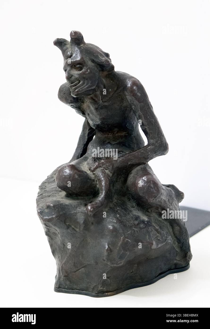 David Edströms *Small Devil* (1901) ist eine Skulptur, die eine verspielte, aber unheimliche Figur einfängt. Das Stück zeigt die Kunst des Künstlers, ausdrucksstarke Formen mit komplizierten Details zu schaffen, die in der Thielska Galleriet gezeigt werden. Stockfoto