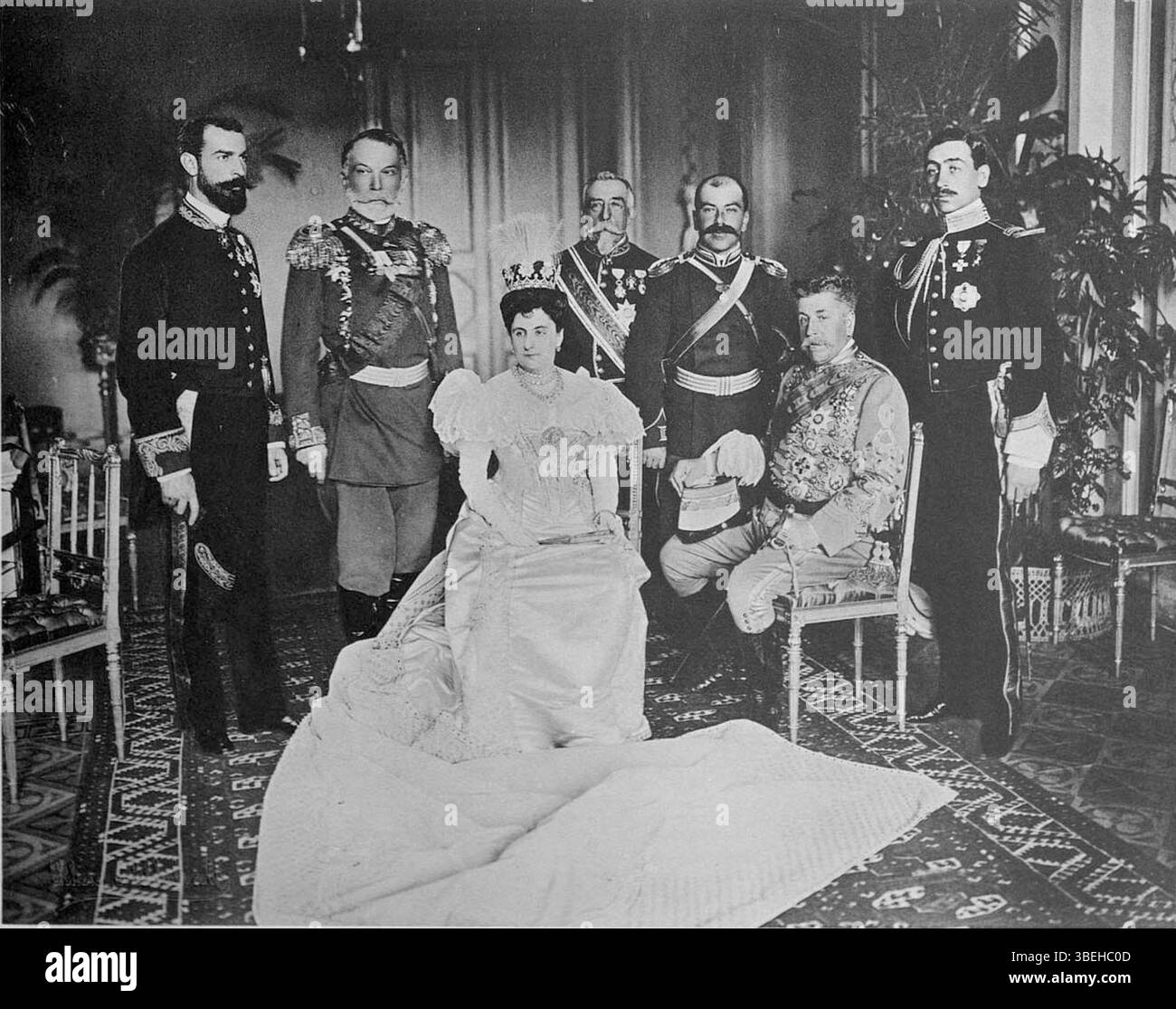Dieses Foto zeigt die Vertreter Spaniens, die an der Krönung von Zar Nikolaus II. Im Jahr 1896 teilnahmen. Der Herzog von Najera, Spaniens außerordentlicher Botschafter, sitzt auf der rechten Seite und trägt zeremonielle Militärkleidung. Neben ihm steht die Herzogin von Najera, gekleidet in einem eleganten Kleid mit einem langen Zug und einem Fächer, links. Stockfoto