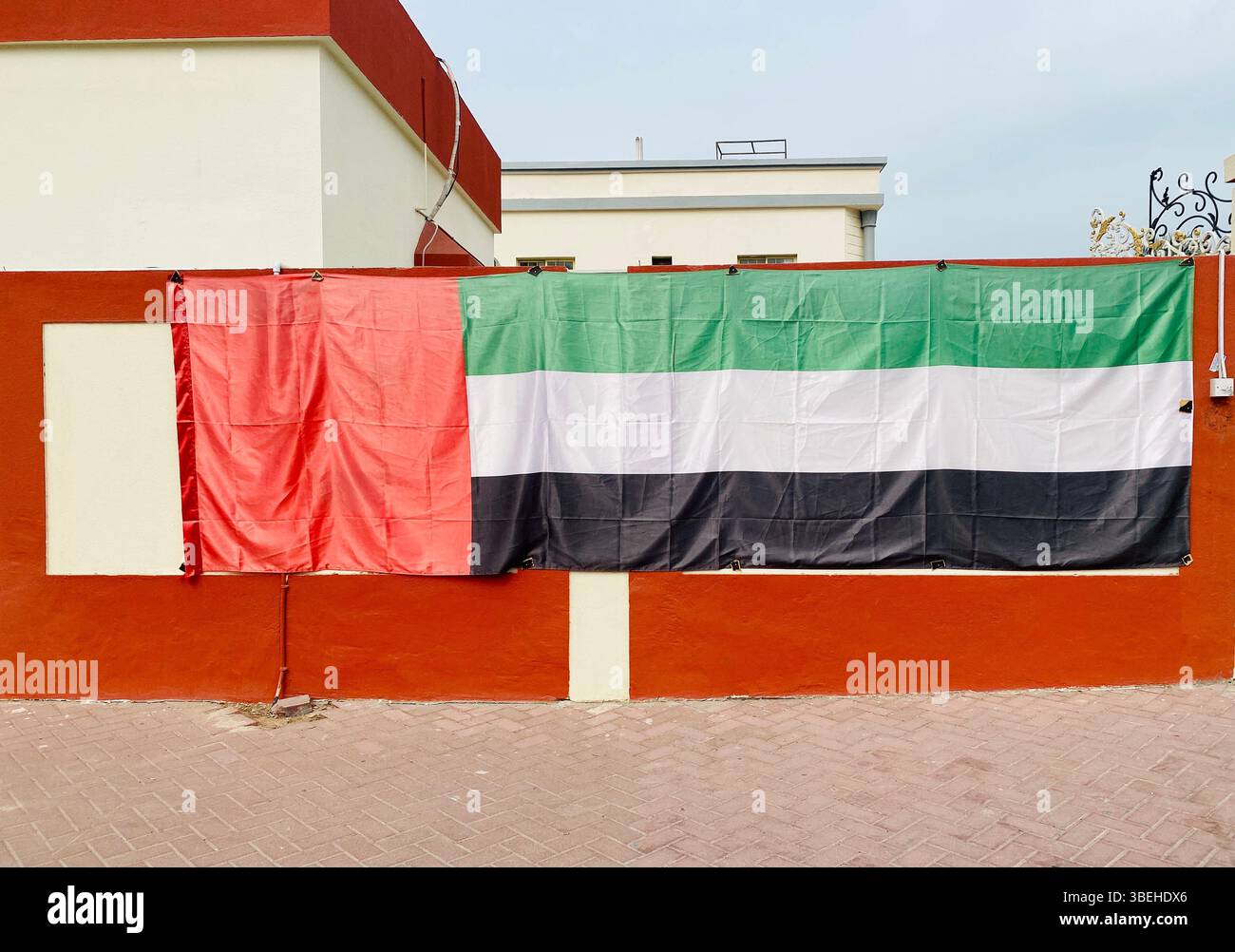 Flagge der Vereinigten Arabischen Emirate an der Hauswand Stockfoto