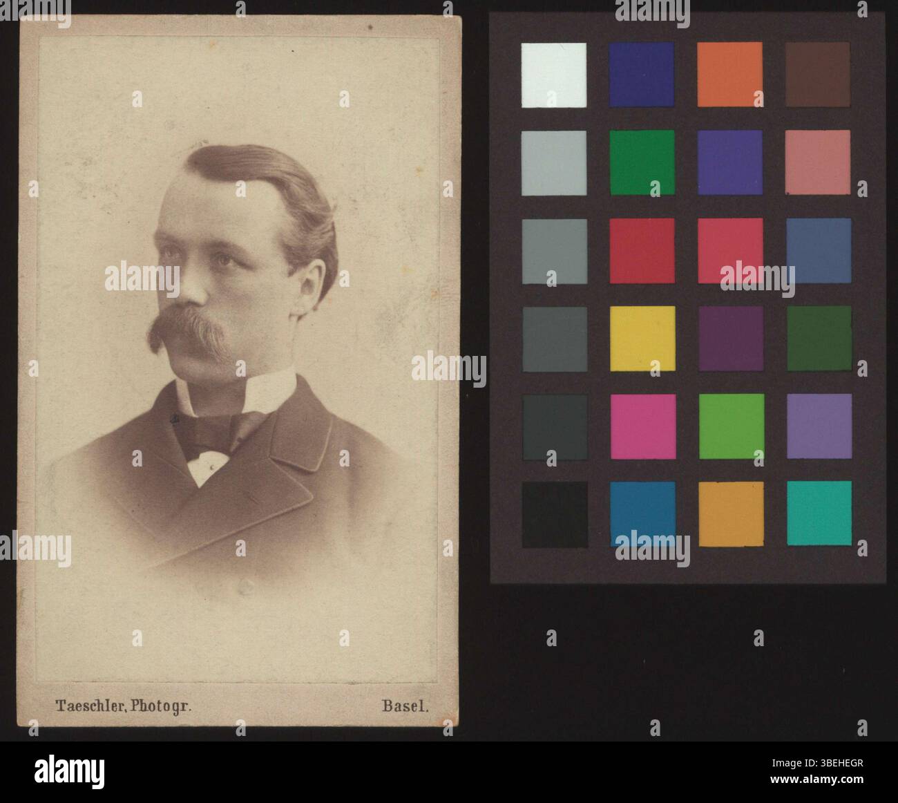 Diese schwarz-weiße Schrankkarte zeigt Ernst von Sury, aufgenommen zwischen 1875 und 1895. Das Foto zeigt das Motiv in einem formellen Stil des späten 19. Jahrhunderts. Stockfoto