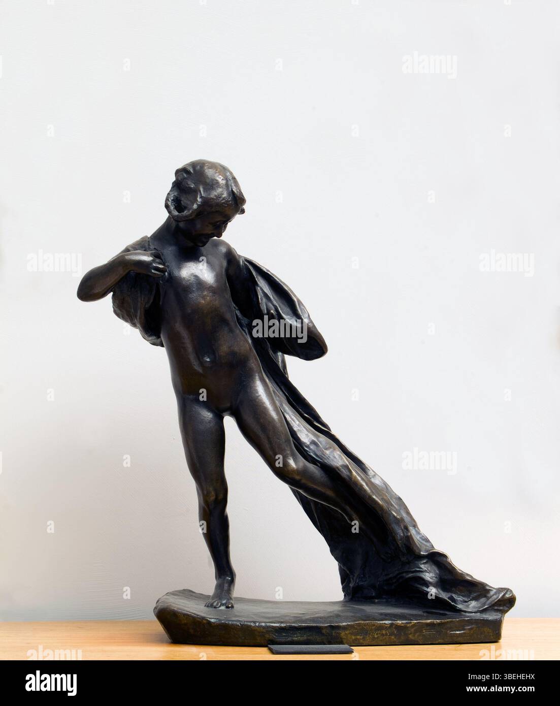 „Play“ von Christian Eriksson (1902) zeigt eine lebendige Szene von spielerischen Kindern. Die Arbeit konzentriert sich auf die Freude und Energie der Jugend, die von Erikssons charakteristischer Aufmerksamkeit für Licht und menschliche Emotionen erfasst wird. Stockfoto