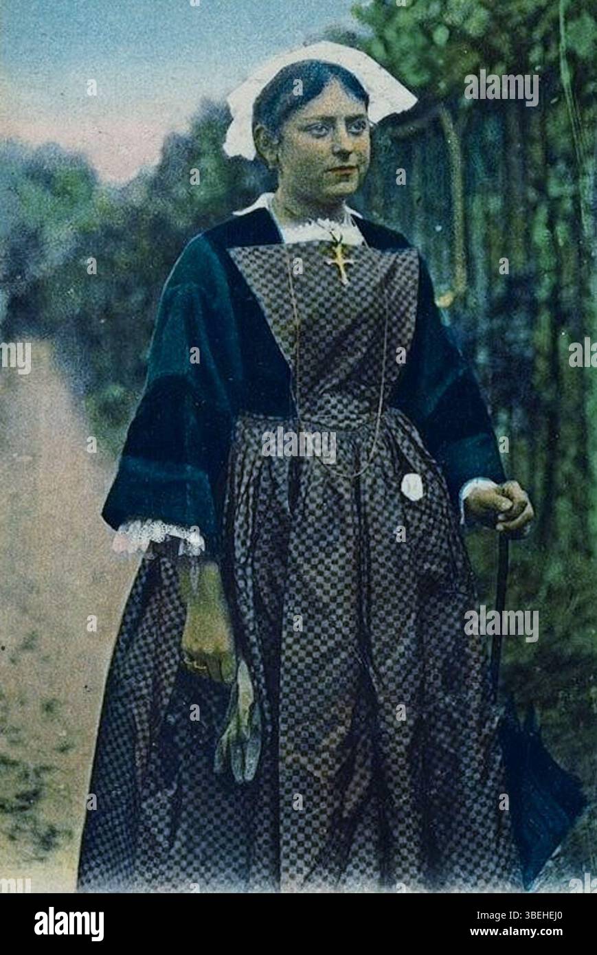 Diese Postkarte aus dem frühen 20. Jahrhundert von Lévy Fils et Cie zeigt eine Bauernfrau aus der Region in der Nähe von Auray, Frankreich, in traditioneller ländlicher Kleidung. Das Bild bietet einen Einblick in die Bräuche und Kleidung der ländlichen Arbeiterschaft um 1930. Stockfoto