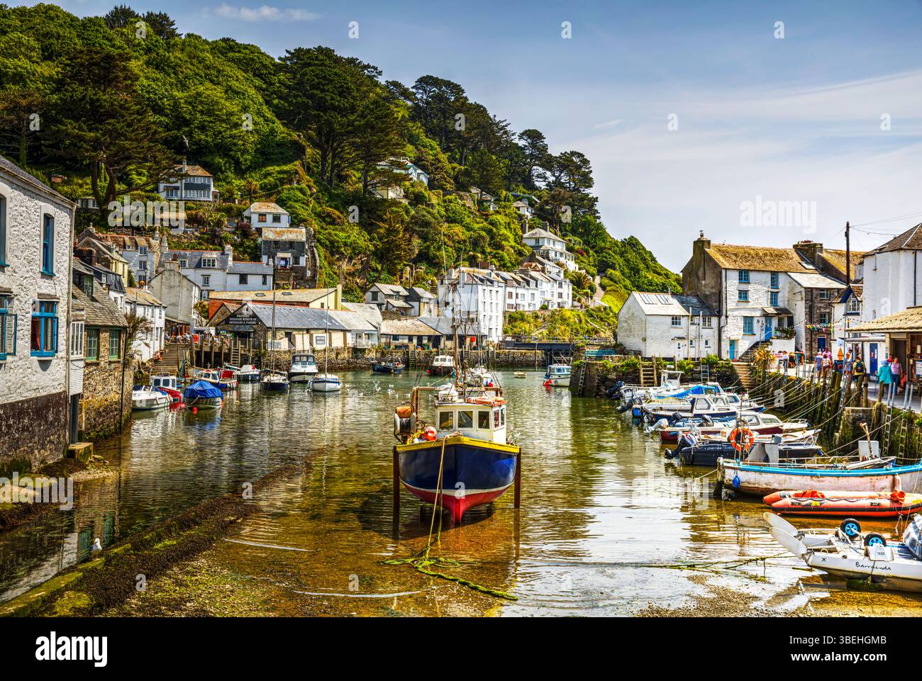 Polperro Harbour Boats, Cornwall, England in Polperro ist es leicht, in einem weitgehend unberührten Fischerdorf im Süden in die Vergangenheit zu gehen Stockfoto
