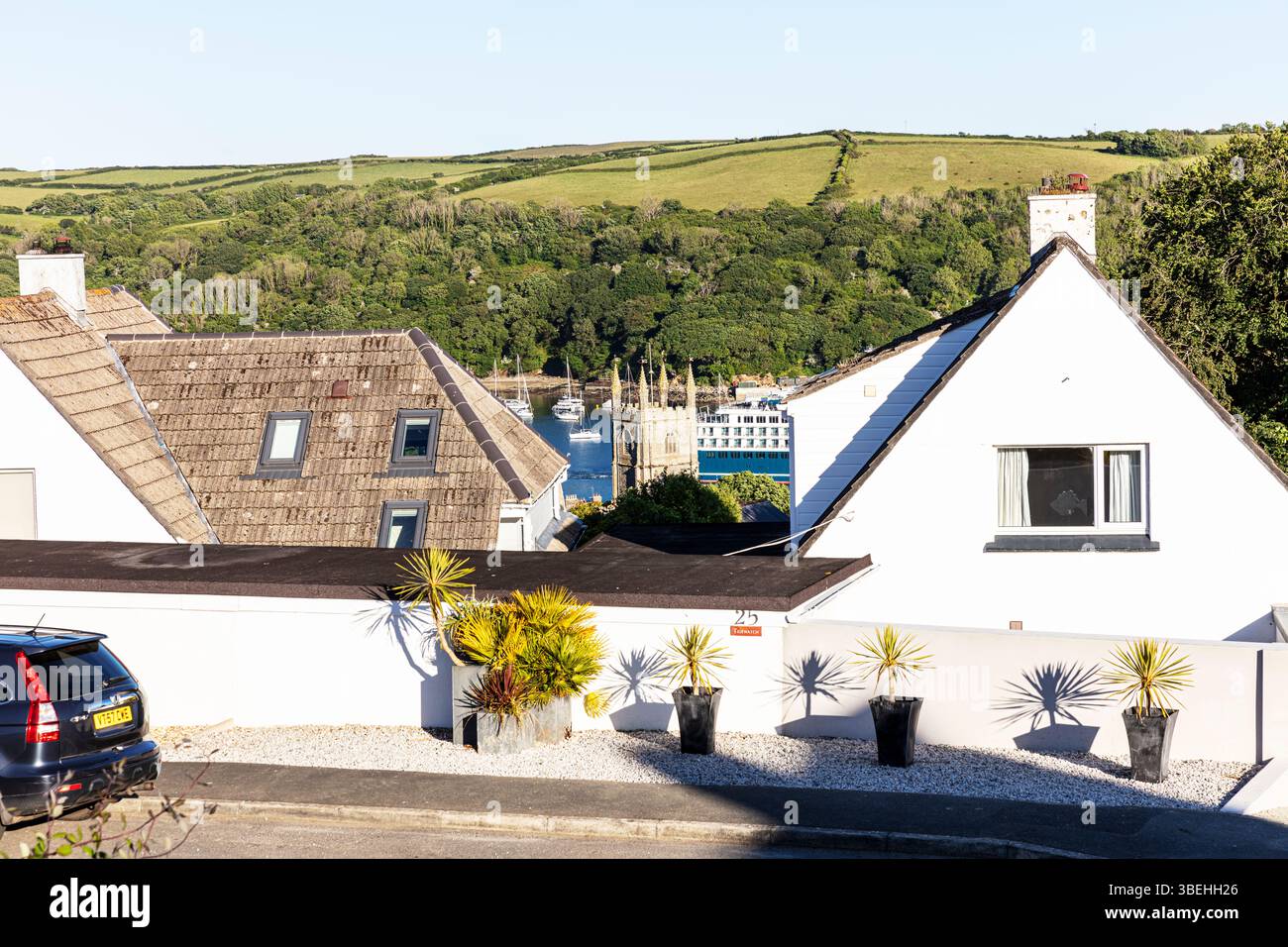 Fowey, Cornwall, Großbritannien, England, Kreuzfahrtschiff in der Fowey Mündung, Kreuzfahrtschiff, tiefer Hafen, großes Schiff, Hafen, hafen, Schiff, Schifffahrt, Kreuzfahrt Stockfoto