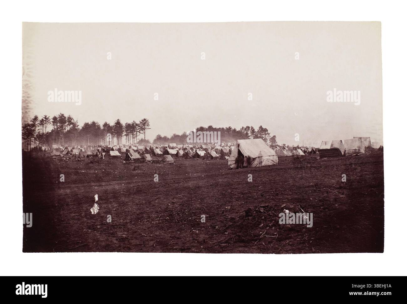 Dieses Bild wurde von Timothy H. O’Sullivan aufgenommen und zeigt 1864 das Winterquartier der Army of the Potomac in der Nähe der Brandy Station, Virginia. Es gibt Einblicke in die tägliche Existenz von Unions-Soldaten, dokumentiert ihr Lager, ihre Zelte und die rauen Bedingungen, die sie während der kalten Monate des Bürgerkriegs erlebten. Stockfoto