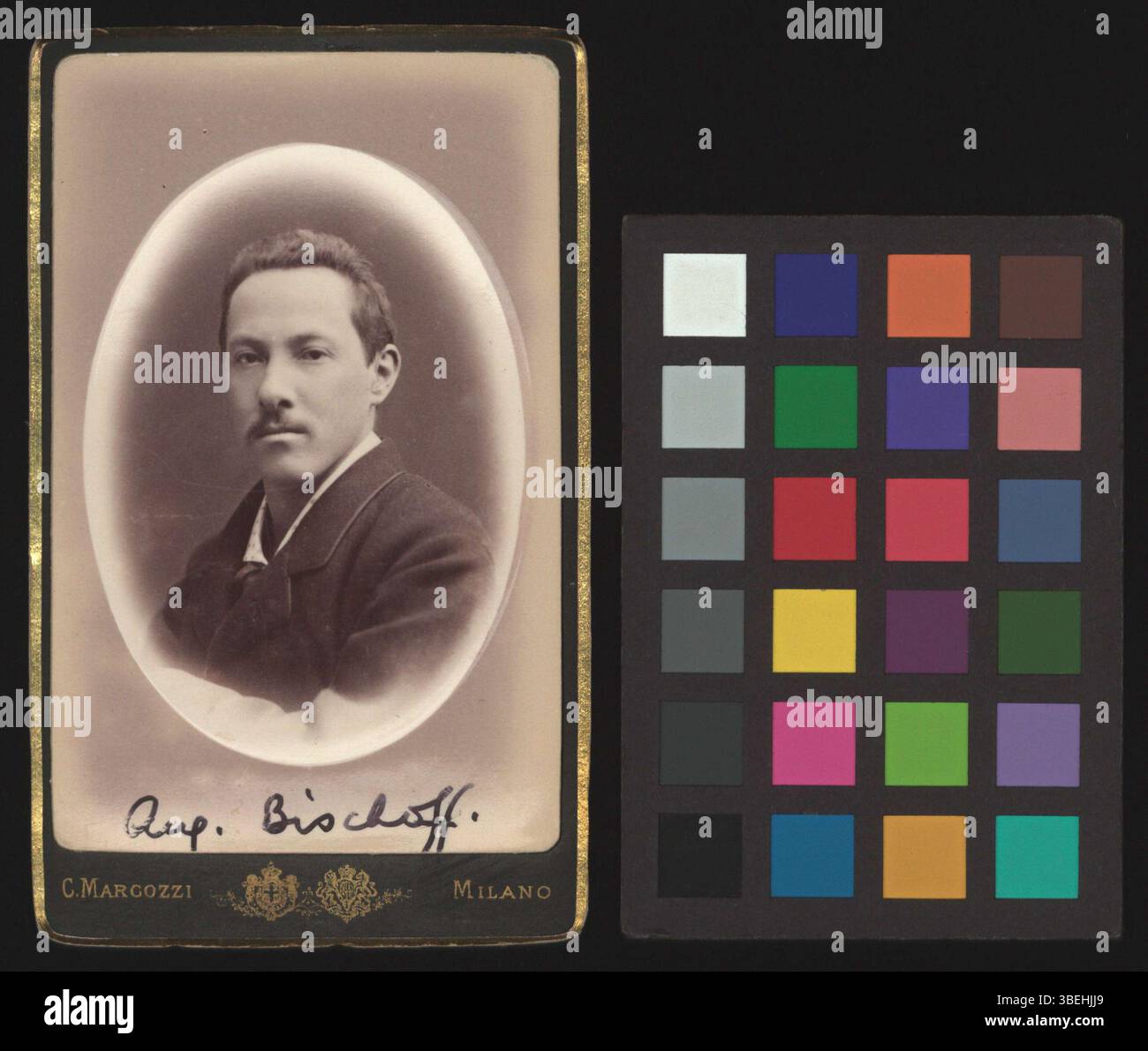 Dieses Schwarzweiß-Foto aus den Jahren 1880 bis 1900 zeigt ein Porträt von August Bischoff, aufgenommen in einem klassischen Stil fotografischer Porträts des 19. Jahrhunderts. Stockfoto