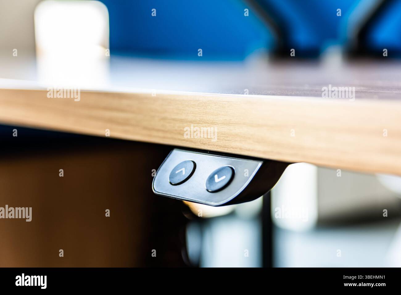 Höhenverstellbare Schreibtischtasten unter Holztisch Stockfoto