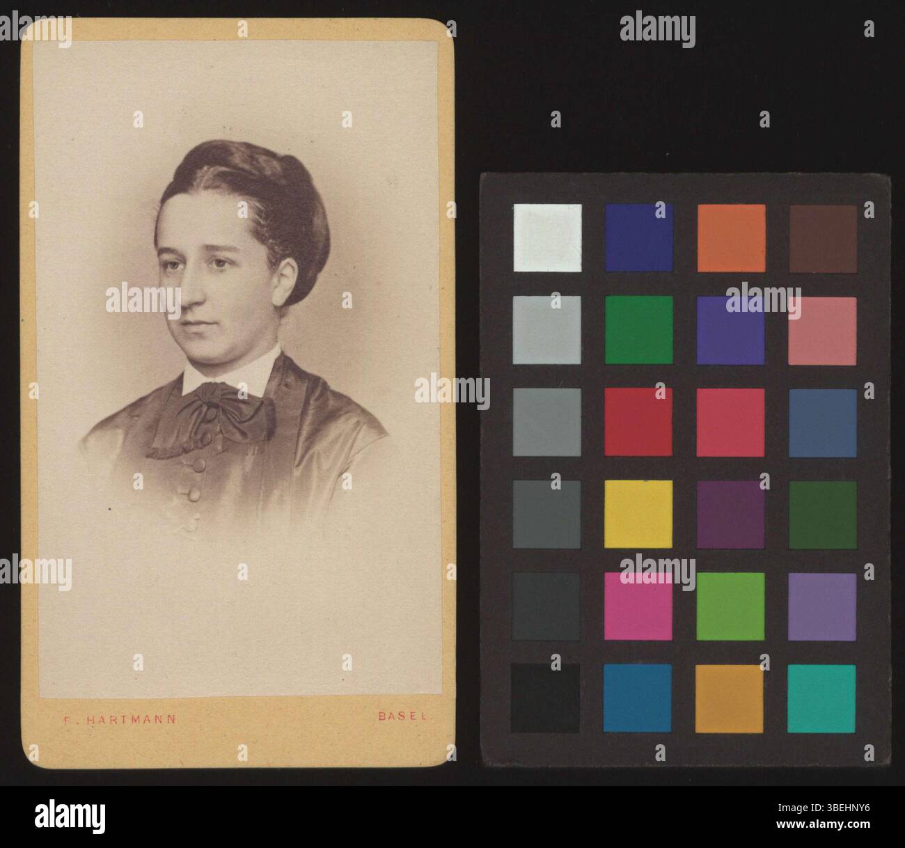 Diese Schrankkartenfotografie aus den Jahren 1860 bis 1880 zeigt Emilie Vischer-Vonder Mühll, eine Schweizer Figur. Das Bild ist eine Schwarzweiß-Darstellung ihres formalen Porträts. Stockfoto