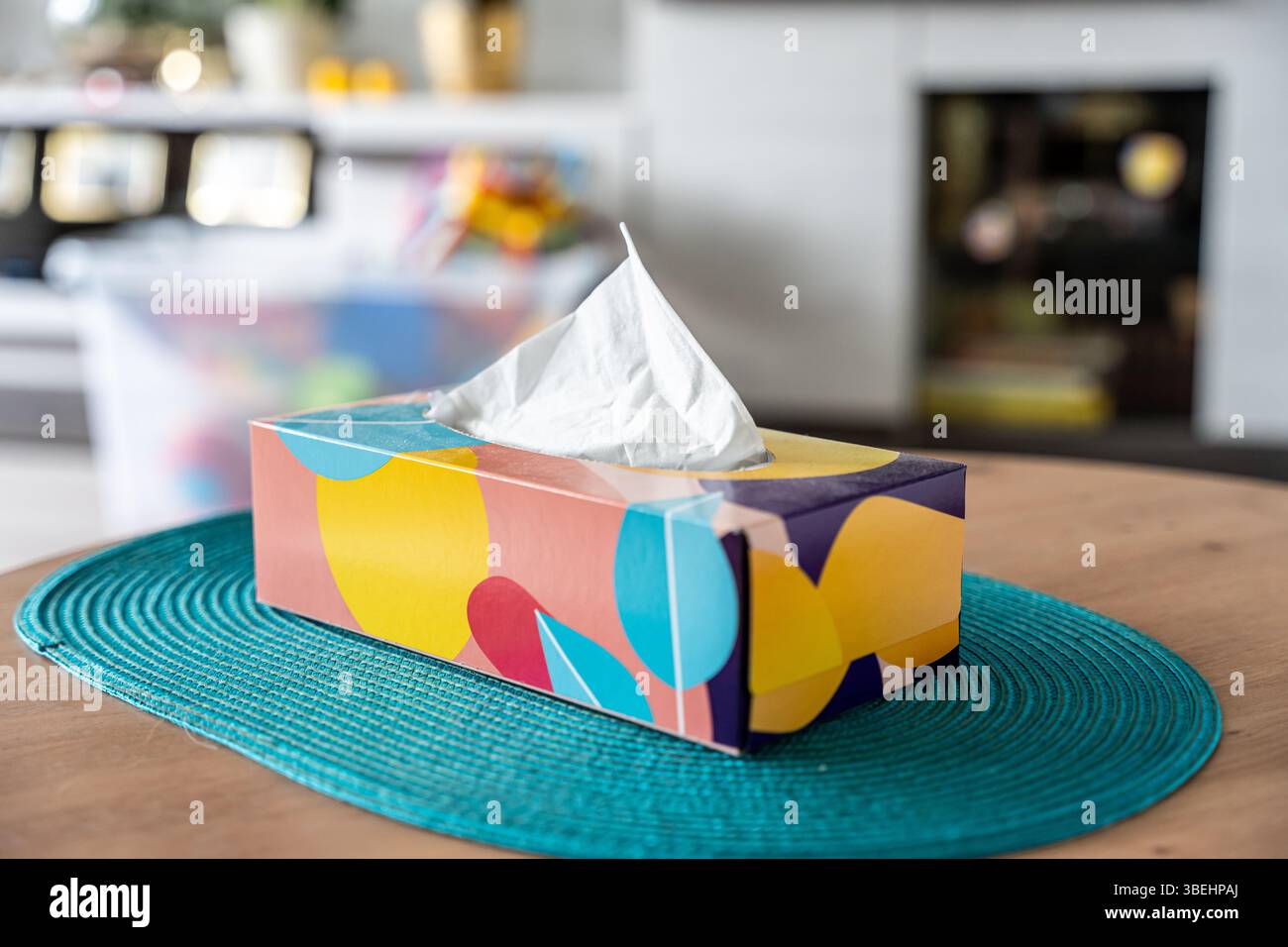 Farbenfrohe Taschentücher mit weißem Taschentuch auf einem Holztisch drinnen Stockfoto