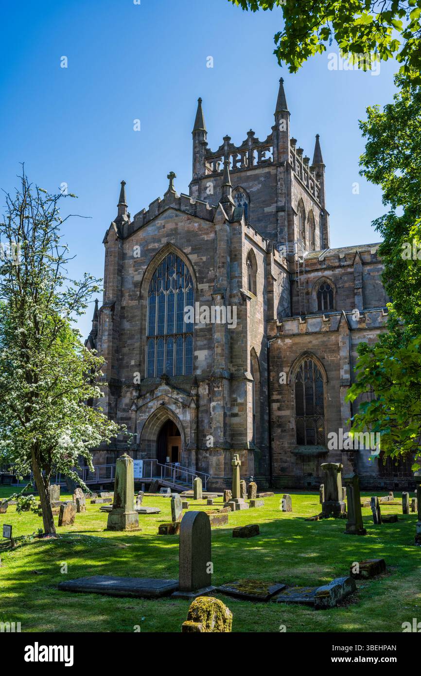 Dunfermline Abbey aus der alten Grabstätte in Dunfermline, Fife, Schottland, Großbritannien Stockfoto