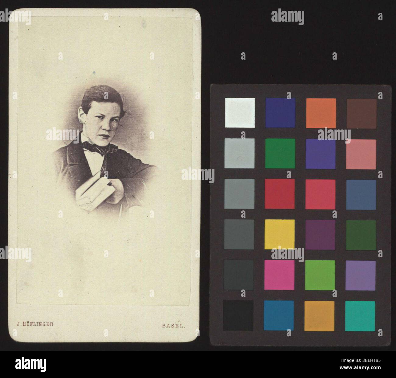 Diese schwarz-weiße Schrankkarte wurde zwischen 1838 und 1858 aufgenommen und zeigt ein Porträt von Gustav Heusler. Das Foto zeigt das Motiv in einem formalen Stil des 19. Jahrhunderts, der typisch für frühe fotografische Porträts ist. Stockfoto