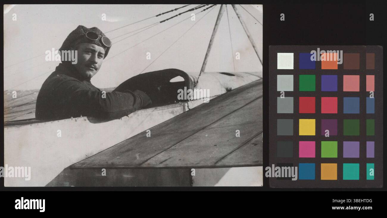 Ein Schwarzweißfoto des Schweizer Piloten Oskar Bider, aufgenommen in den 1910er Jahren Die Fotografie fängt ihn in formeller Kleidung ein, die typisch für fotografische Porträts des frühen 20. Jahrhunderts ist. Stockfoto