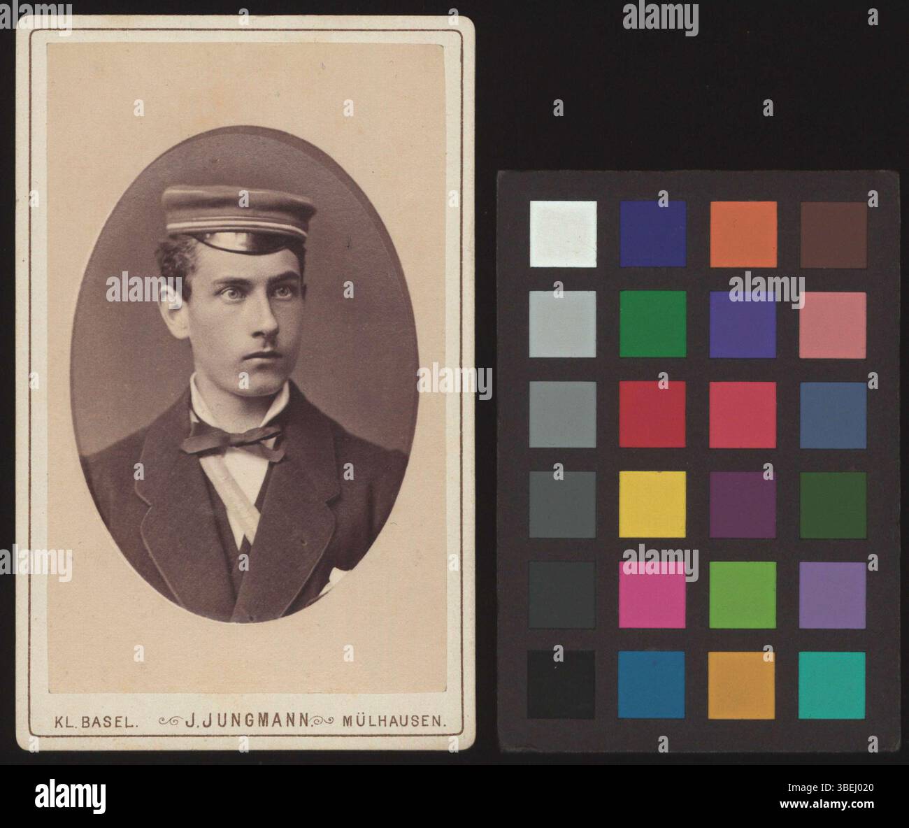 Eine um 1879 entstandene Schwarz-weiß-Schrankkarte, die Theodor im Hof im formalen Porträtstil darstellt. Das Foto zeigt das Motiv in einem typischen Stil des 19. Jahrhunderts und betont Klarheit und Details. Stockfoto