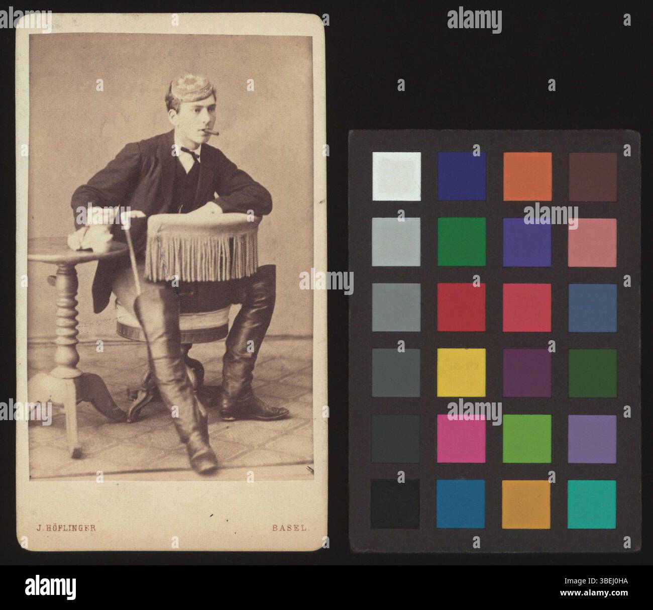 Dieses auf Pappe montierte Schwarzweiß-Foto zeigt Wilhelm Vischer-von Speyr, aufgenommen zwischen 1868 und 1886. Das formale Porträt betont ein seriöses und ausgewogenes Bild, das typisch für den Stil des 19. Jahrhunderts ist. Stockfoto