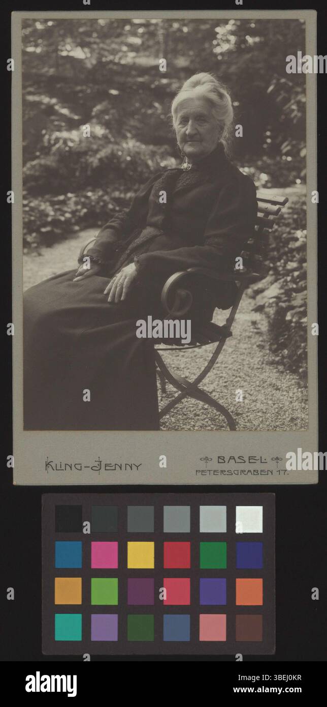 Diese schwarz-weiße Schrankkarte Foto von 1891 bis 1911 zeigt Amalia Jacob in einem formalen Porträt. Die Fotografie spiegelt den Stil des 19. Jahrhunderts wider und konzentriert sich auf die würdevolle Haltung des Motivs. Stockfoto