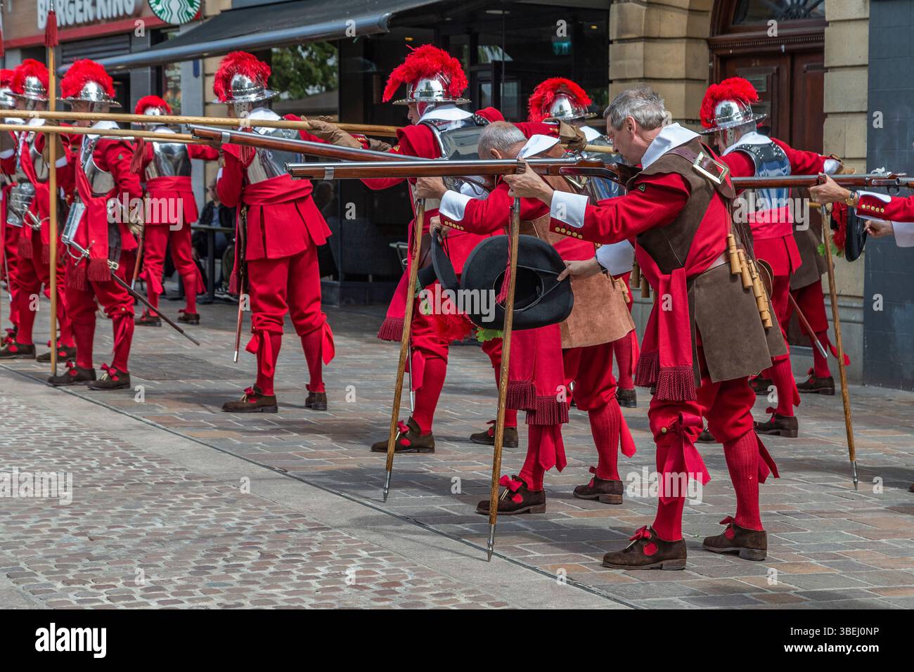 Northampton, Großbritannien. Mai 2025. Oak Apple Day. Eine antike Danksagungszeremonie in der Allerheiligen-Kirche zu Ehren der Großzügigkeit von König Karl II. Im Jahr 1675. Quelle: Keith J Smith./Alamy Live News Stockfoto
