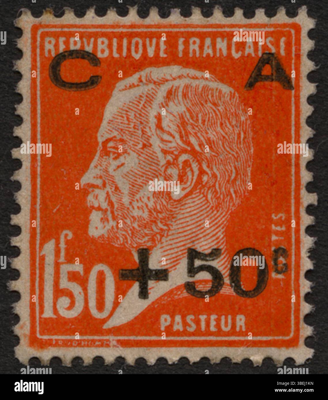 Die von Georges-Henri Prud’Homme entworfene Marke Pasteur 1,50 + 50c rouge-Orange aus dem Jahr 1927 wurde mit einem Zuschlag zugunsten der Caisse d’Amortissement, einer französischen öffentlichen Finanzinstitution, ausgegeben. Dieser Stempel ist Teil einer Serie, die zur Finanzierung der Staatsverschuldung beitrug. Stockfoto