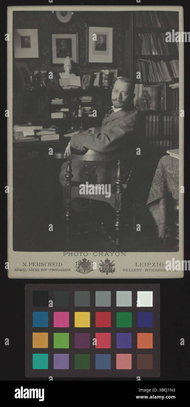 Dieses Schwarzweiß-Foto aus dem Jahr 1899 zeigt ein Porträt von Wilhelm His-Astor. Das Foto zeigt einen traditionellen Stil des späten 19. Jahrhunderts, der die fotografischen Techniken der Epoche widerspiegelt. Stockfoto