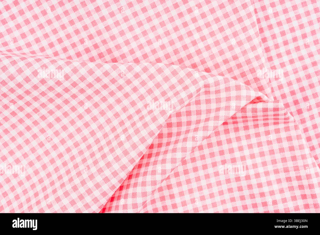 Zerknitterter klassischer rosafarbener Stoff oder Hintergrund mit Tischdecke. Stockfoto