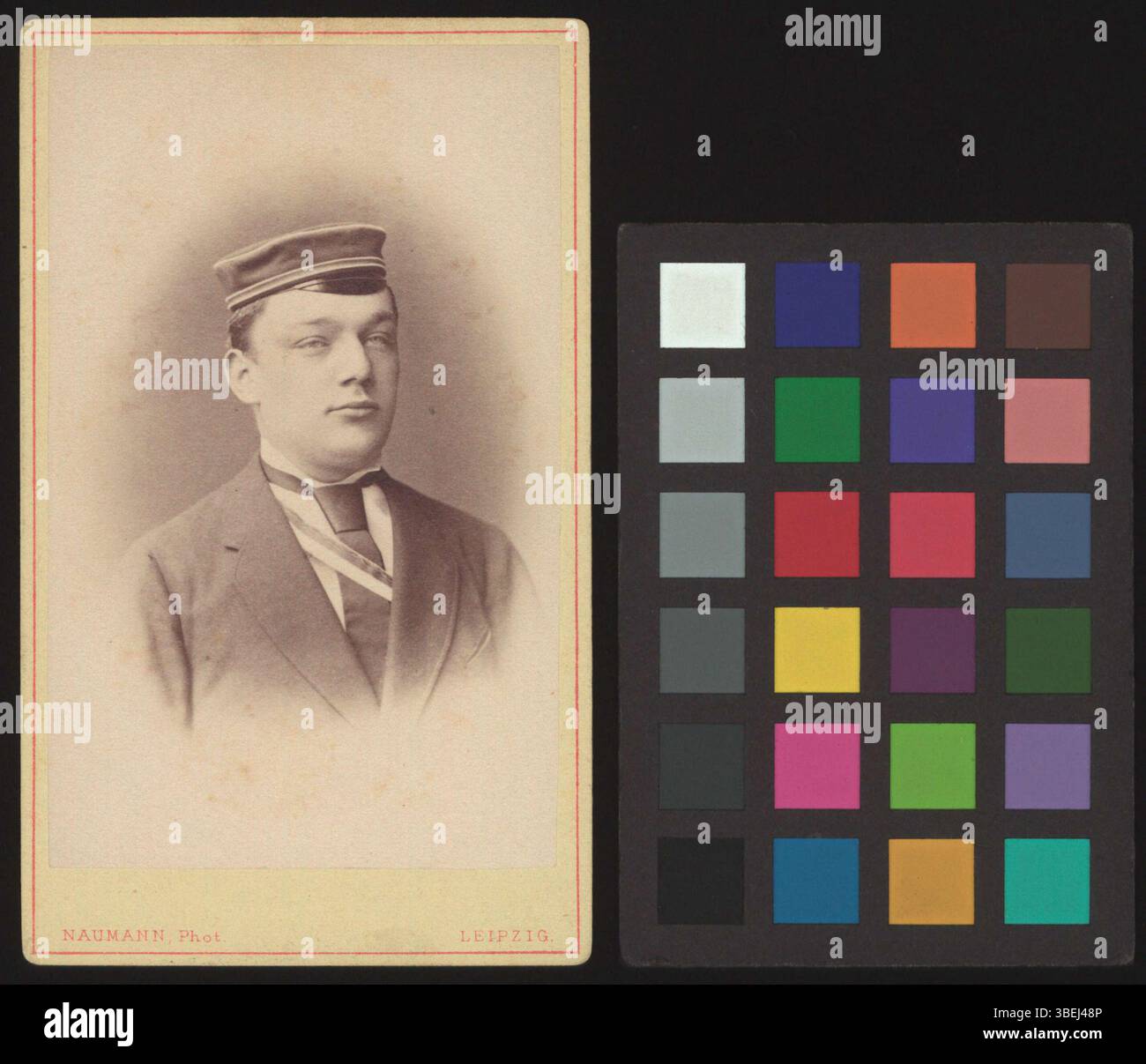 Diese schwarz-weiße Schrankkartenfotografie aus der Zeit um 1877 zeigt Daniel Emil Heusler und bietet eine visuelle Darstellung der Porträtfotografie des 19. Jahrhunderts. Stockfoto