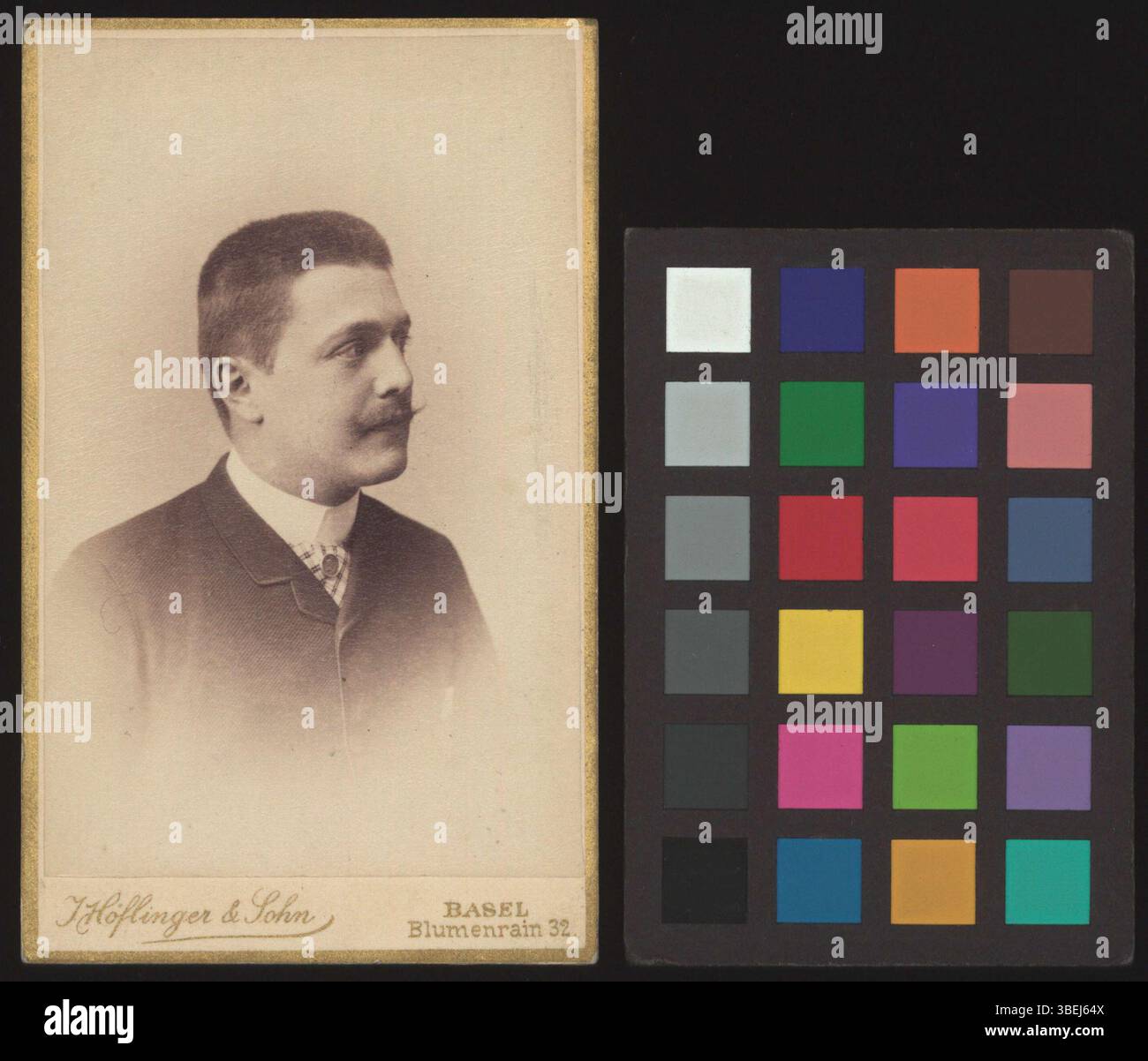 Diese schwarz-weiße Schrankkarte, datiert um 1887, zeigt ein Porträt von Hans Kambli-Schulthess. Das Bild fängt das Motiv im klassischen Stil des 19. Jahrhunderts ein und hebt die fotografischen Techniken und die Porträtästhetik der Zeit hervor. Stockfoto