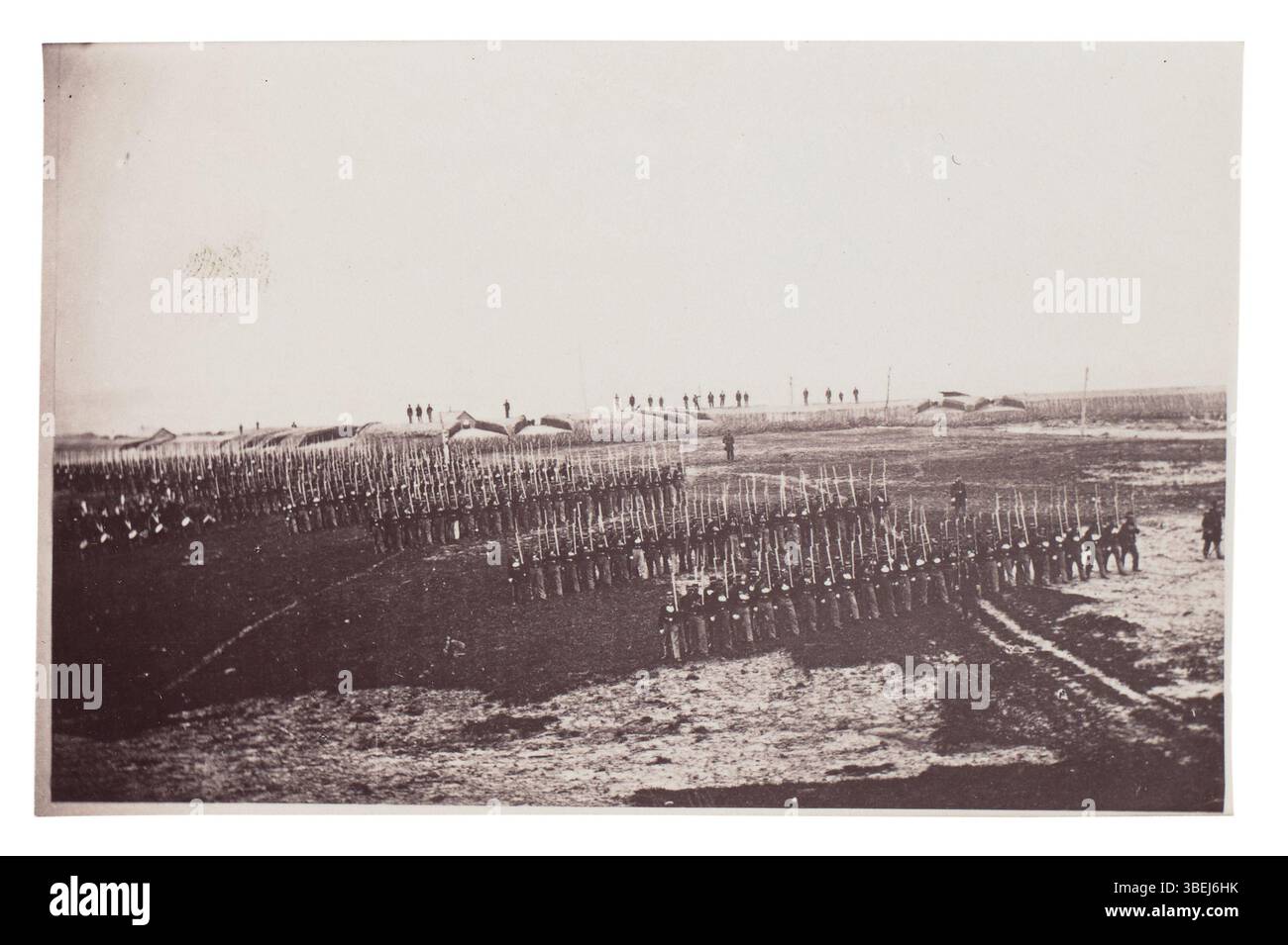 Dieses Foto, das einst Mathew B. Brady zugeschrieben wurde, zeigt die 26. New York Infanterie, die während des Bürgerkriegs zwischen 1861 und 1865 in Fort Lyon in der Nähe von Alexandria stationiert war. Es unterstreicht die Rolle des Regiments bei der Verteidigung der Union während des Krieges. Stockfoto