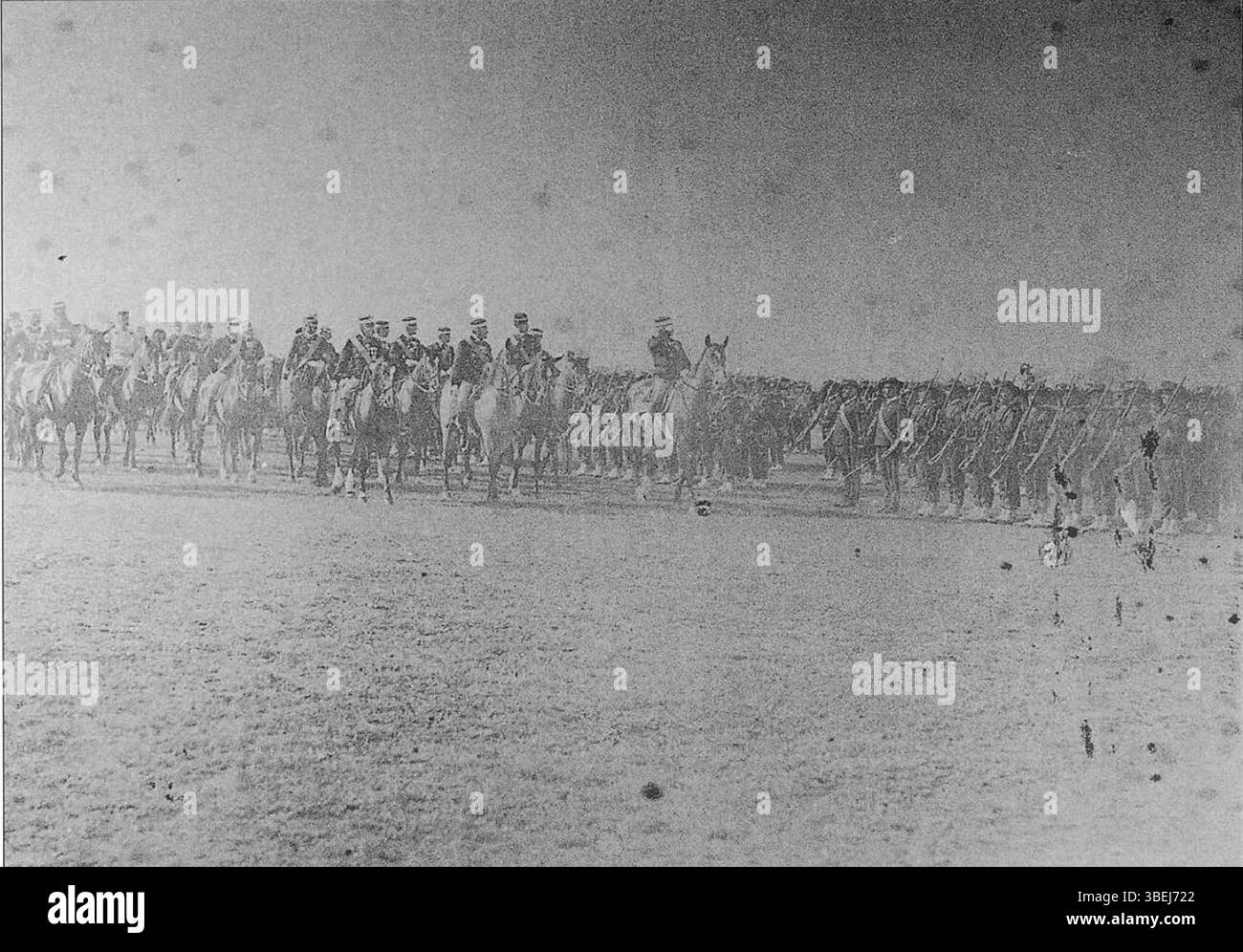Foto von 1892 von König Umberto I., der Militärmanöver beinahm und die Truppenbewegung über temporäre Brückenkonstruktionen zeigt. Stockfoto