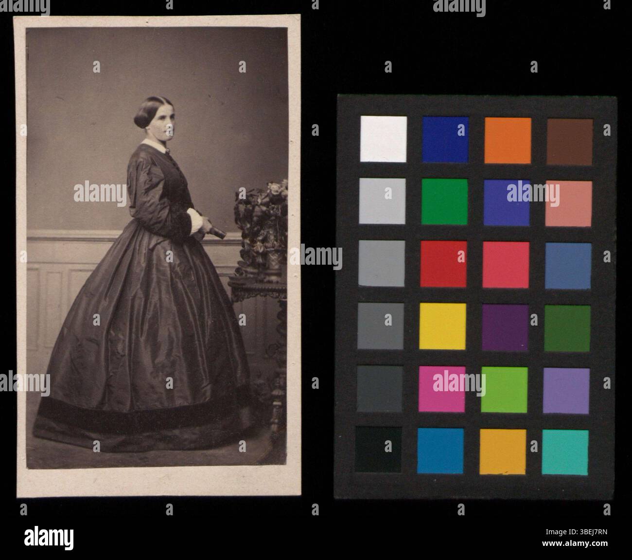 Diese schwarz-weiße Schrankkarte, aufgenommen zwischen 1855 und 1875, zeigt Catharina Hoffmann-Eglin. Das Porträt folgt dem Stil der formalen Fotografie aus dem 19. Jahrhundert und konzentriert sich auf Klarheit und respektvolle Darstellung des Motivs. Stockfoto