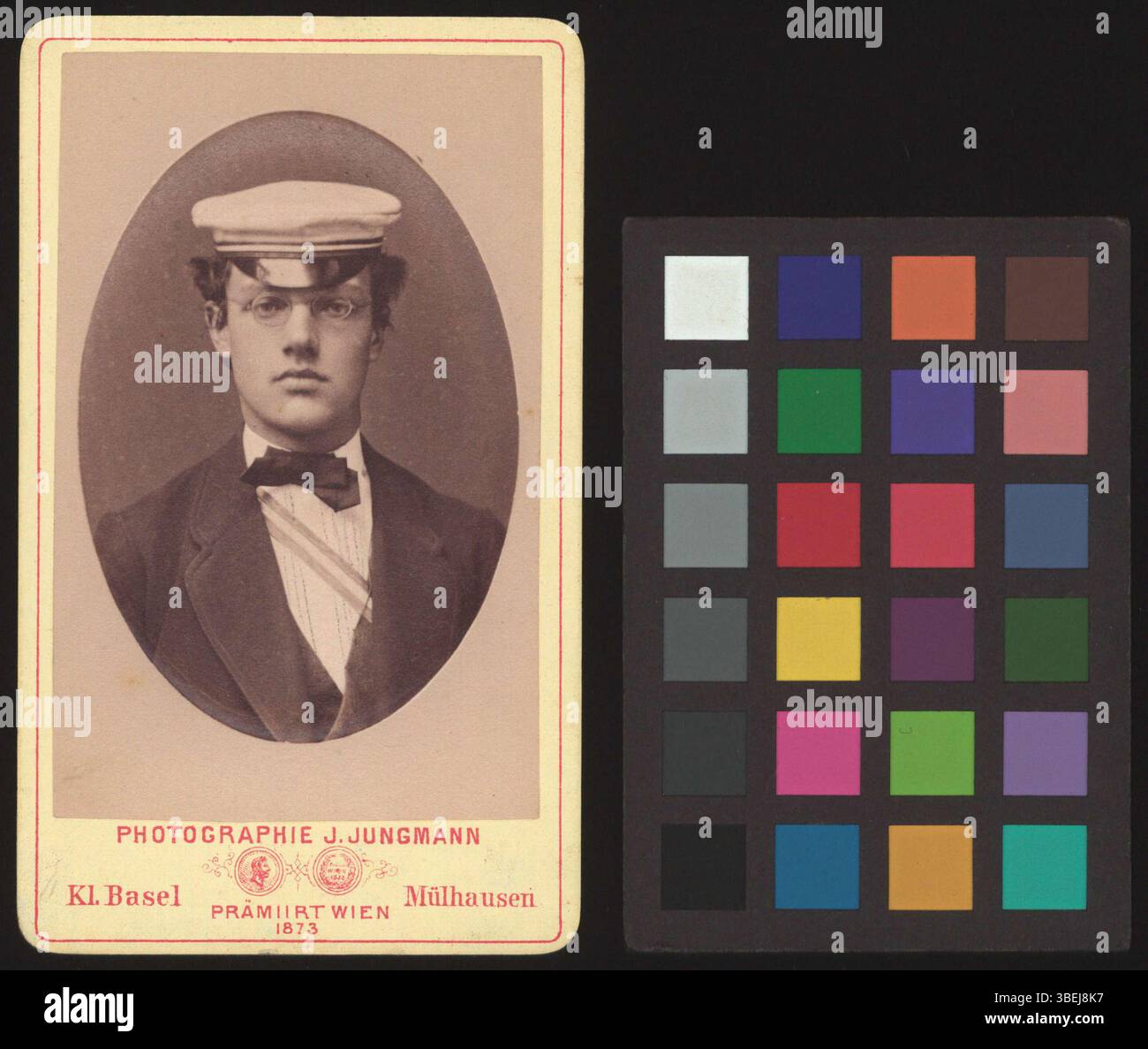 Dieses um 1876 entstandene Schwarz-weiß-Foto von Fritz Barth zeigt das Motiv in traditioneller Kleidung und spiegelt die Mode der Zeit wider. Das formale Porträt fängt das Bild des Einzelnen in einem klassischen Stil des 19. Jahrhunderts ein. Stockfoto