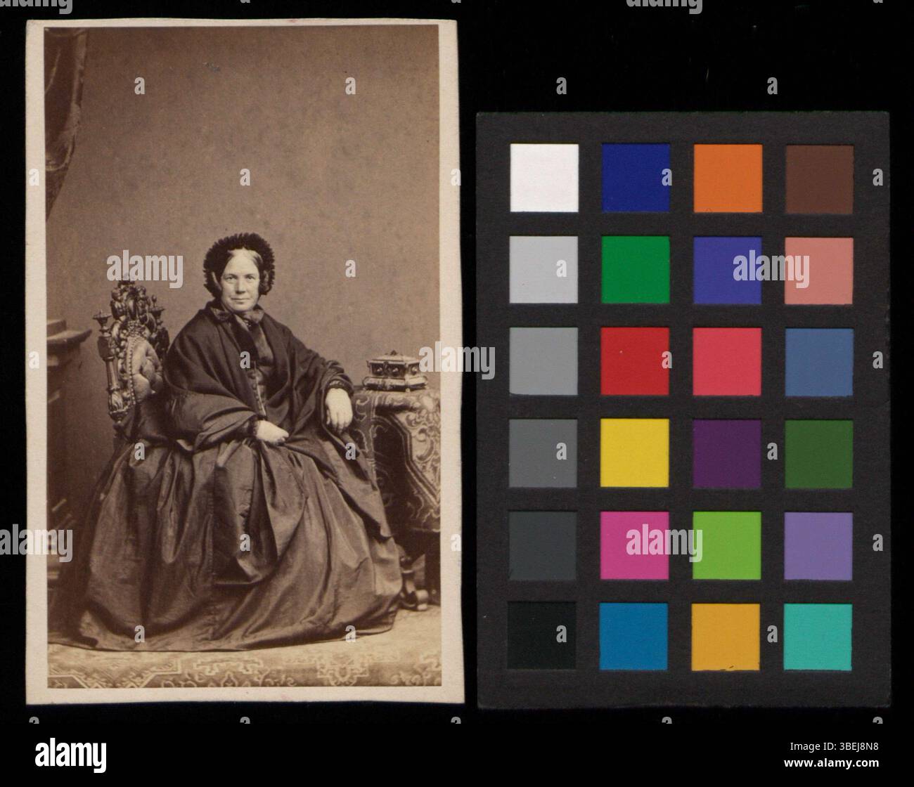 Ein Schwarzweißfoto von Charlotte Bischoff-Burckhardt, aufgenommen um 1863. Das Foto zeigt den traditionellen Porträtstil der Mitte des 19. Jahrhunderts. Stockfoto