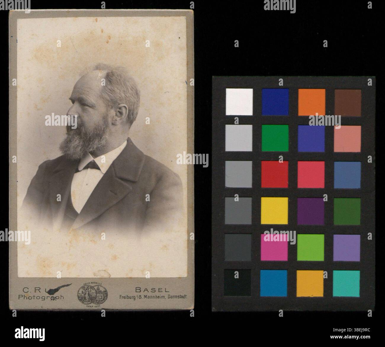 *Portrait of Nathanael Burckhardt-Burckhardt* (zwischen 1890 und 1903) ist ein auf einer Schrankkarte montiertes Schwarz-weiß-Foto, das Nathanael Burckhardt-Burckhardt-Burckhardt in einem formalen Stil des 19. Jahrhunderts darstellt. Stockfoto