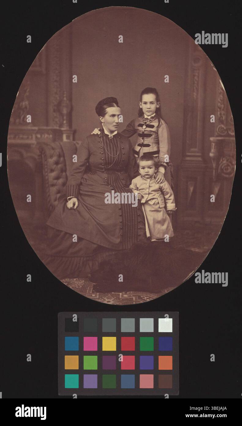 Dieses Schwarzweiß-Foto aus der Zeit um 1875 zeigt Anna Catharina Gruner mit ihren beiden Kindern. Das auf Pappe montierte Bild zeigt ein Familienporträt im traditionellen Stil des 19. Jahrhunderts. Stockfoto
