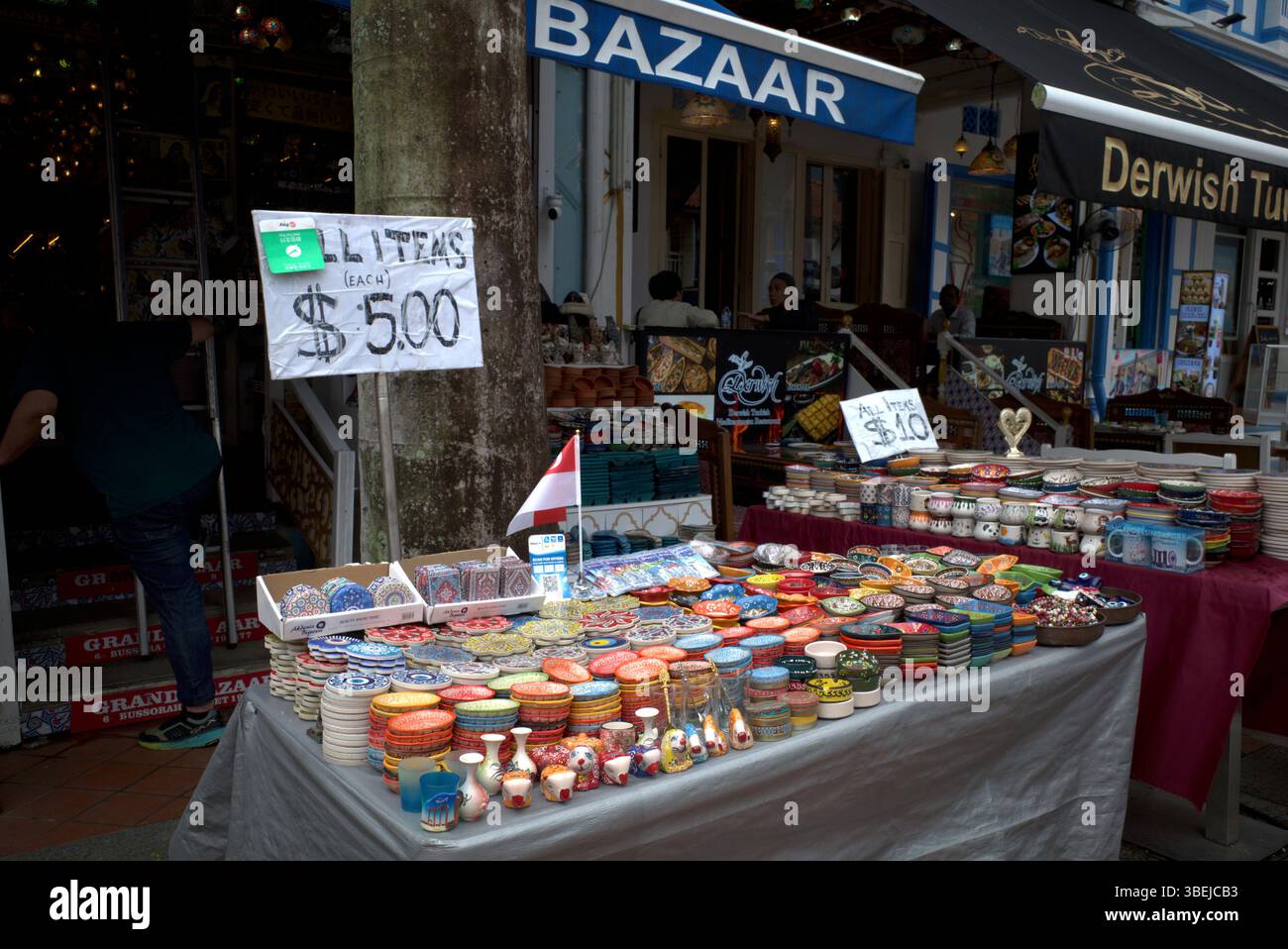 Singapur - 29. November 2024: Souvenirverkäufer in der Nähe von Masjid Sultan, Sultan Moschee Singapur im historischen Kampong Glam, Singapur, Wahrzeichen und beliebt Stockfoto