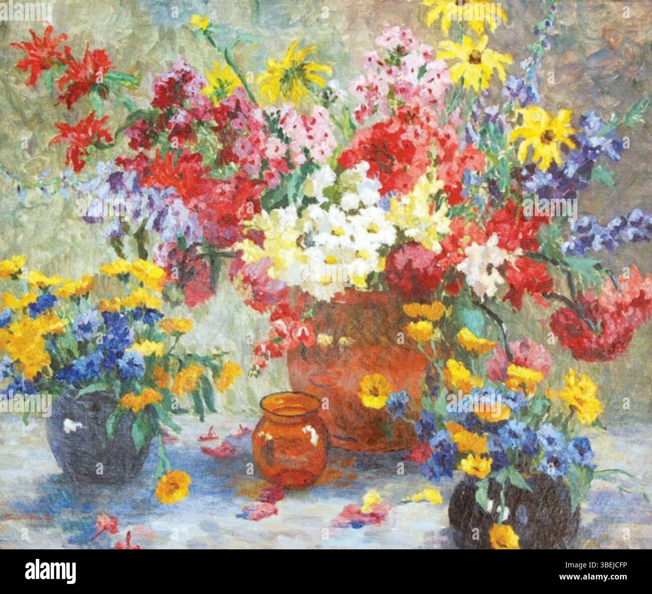 Dieses Stillleben von Cora Smalley Brooks um 1920 besticht durch ein lebendiges Blumenarrangement. Das Gemälde fängt die Eleganz und natürliche Schönheit der Blumen ein und zeigt Brooks' Können in der Darstellung detaillierter, lebensechter botanischer Motive. Stockfoto