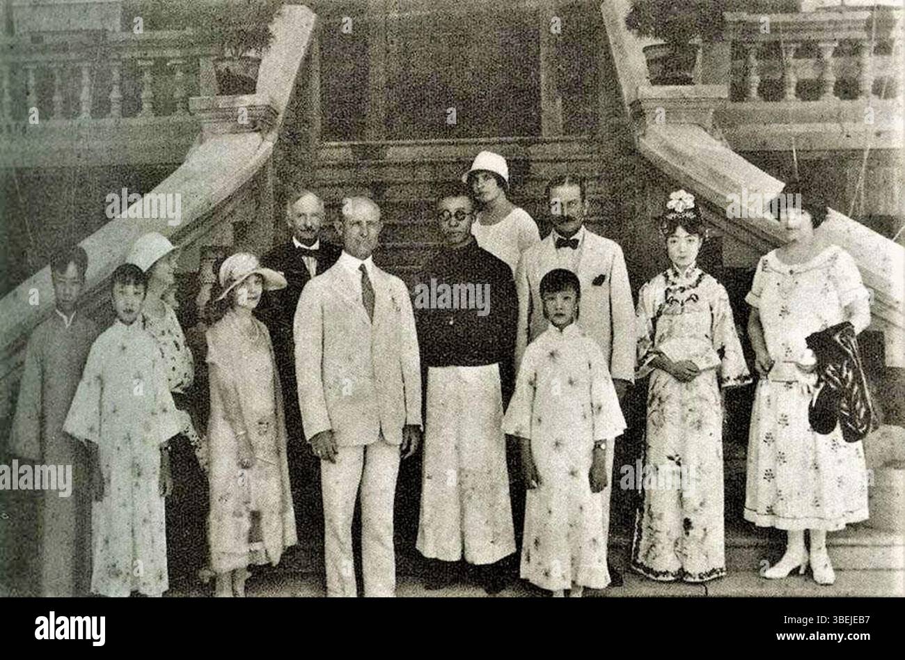 Dieses Foto zeigt Kaiserin Wanrong mit Puyi im Zhang-Garten in Tianjin in den späten 1920er Jahren Das Bild spiegelt ihr Leben in der sich wandelnden politischen Landschaft Chinas wider. Stockfoto