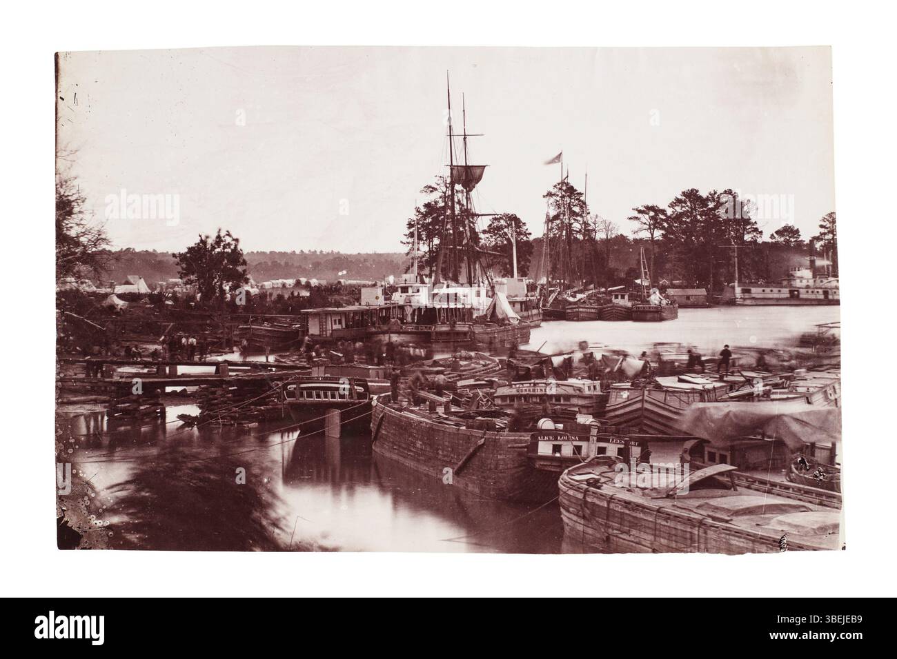Foto aus der Zeit des Bürgerkriegs, das Binnenschiffe und Dampfschiffe am White House Landing am Pamunkey River, Virginia, zwischen 1861 und 1865 zeigt. Stockfoto