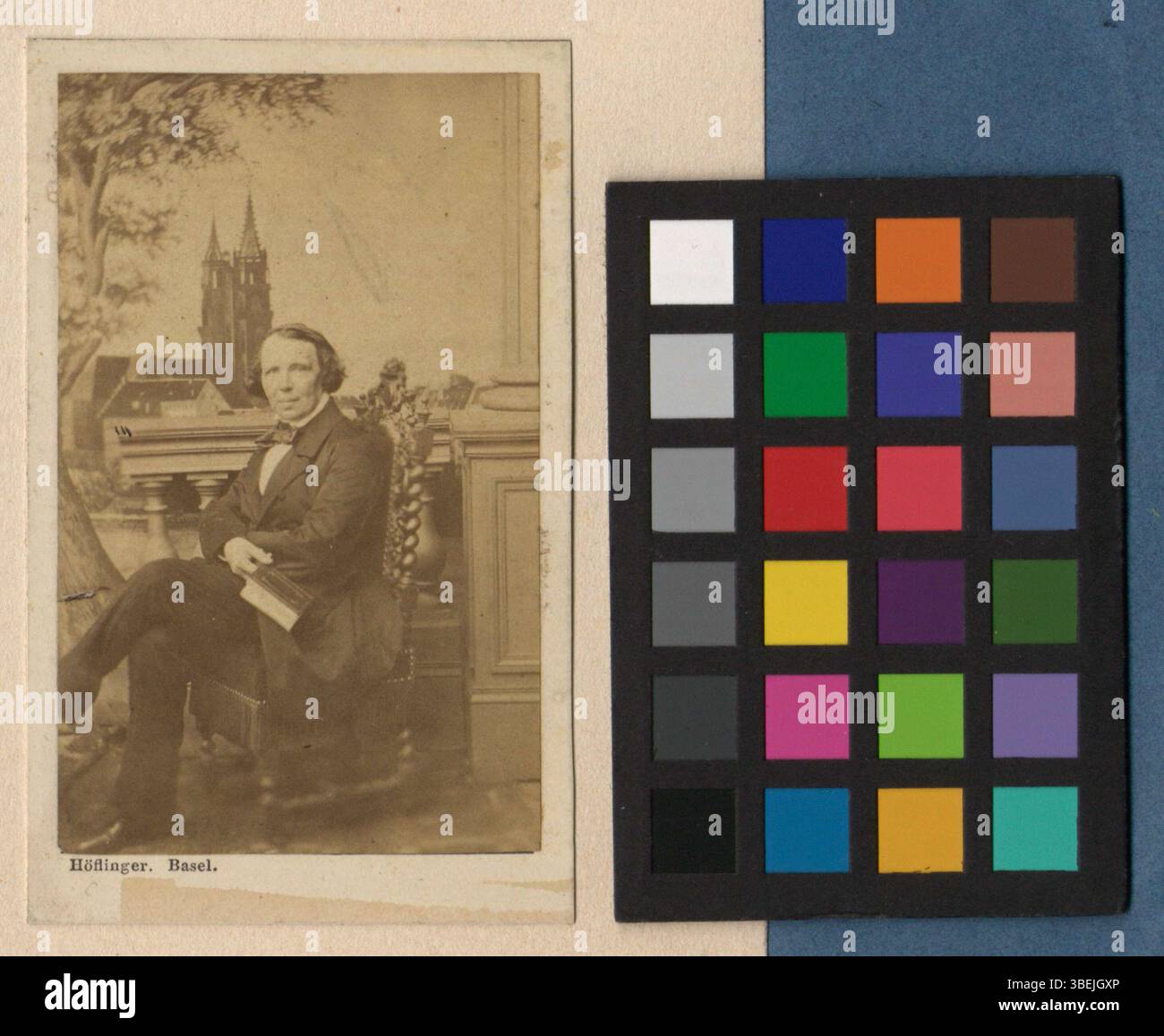 Diese schwarz-weiße Schrankkarte, die zwischen 1850 und 1870 aufgenommen wurde, zeigt Francois Charles Girard, der sein Bild in einem traditionellen Stil des 19. Jahrhunderts einfängt. Stockfoto